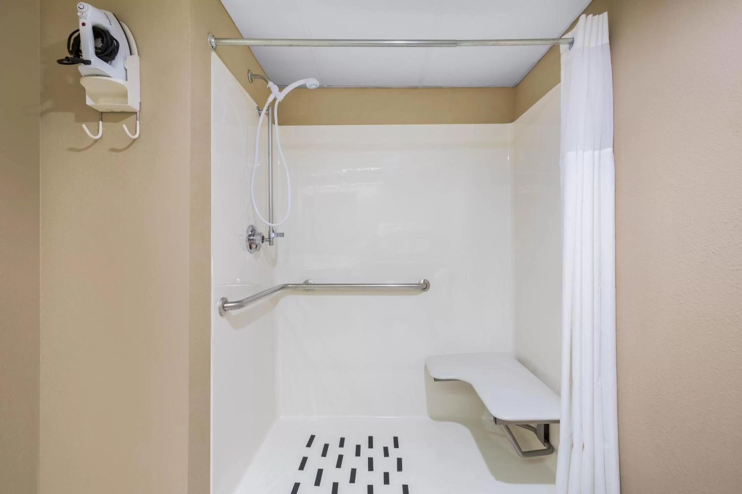 Shower in Days Inn & Suites by Wyndham Cuba