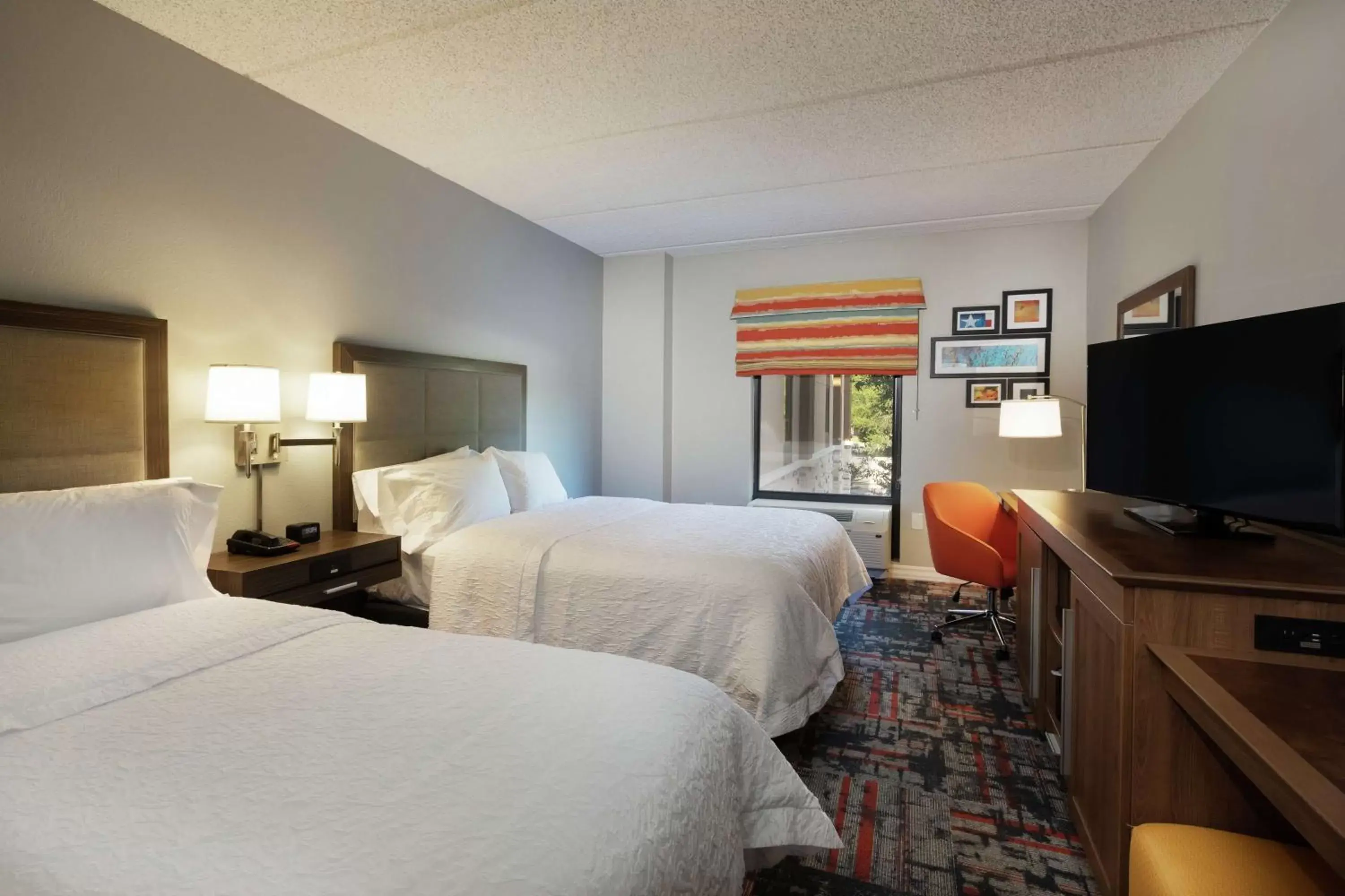 Bedroom, TV/Entertainment Center in Hampton Inn Houston/Humble-Airport Area