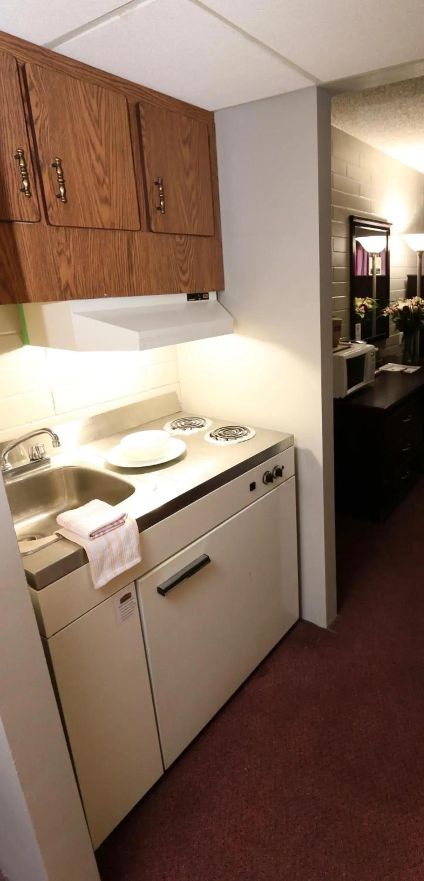 Kitchen or kitchenette, Kitchen/Kitchenette in Stanford Inn - Grande Prairie