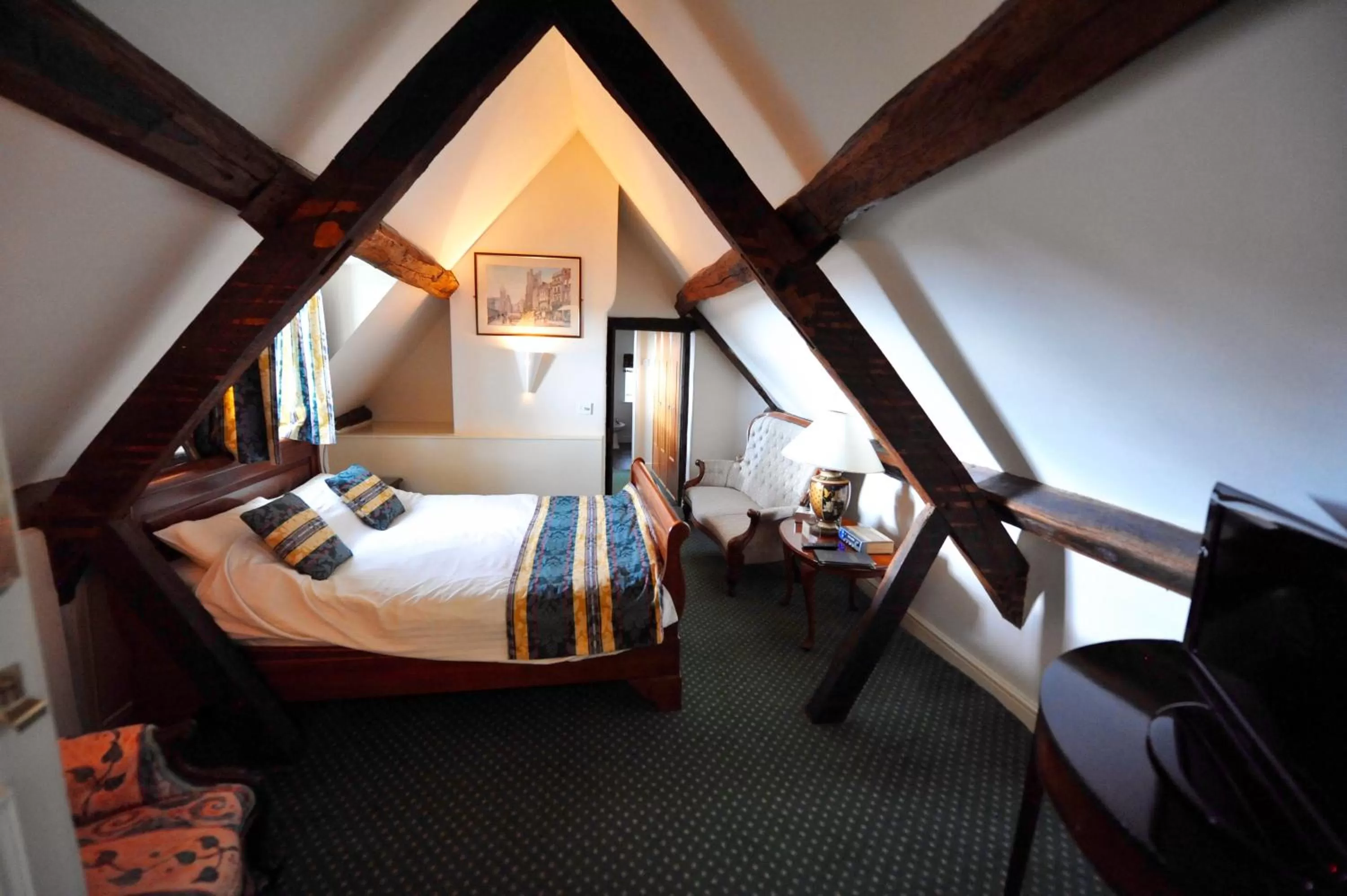 Photo of the whole room, Bed in The Greyhound Coaching Inn