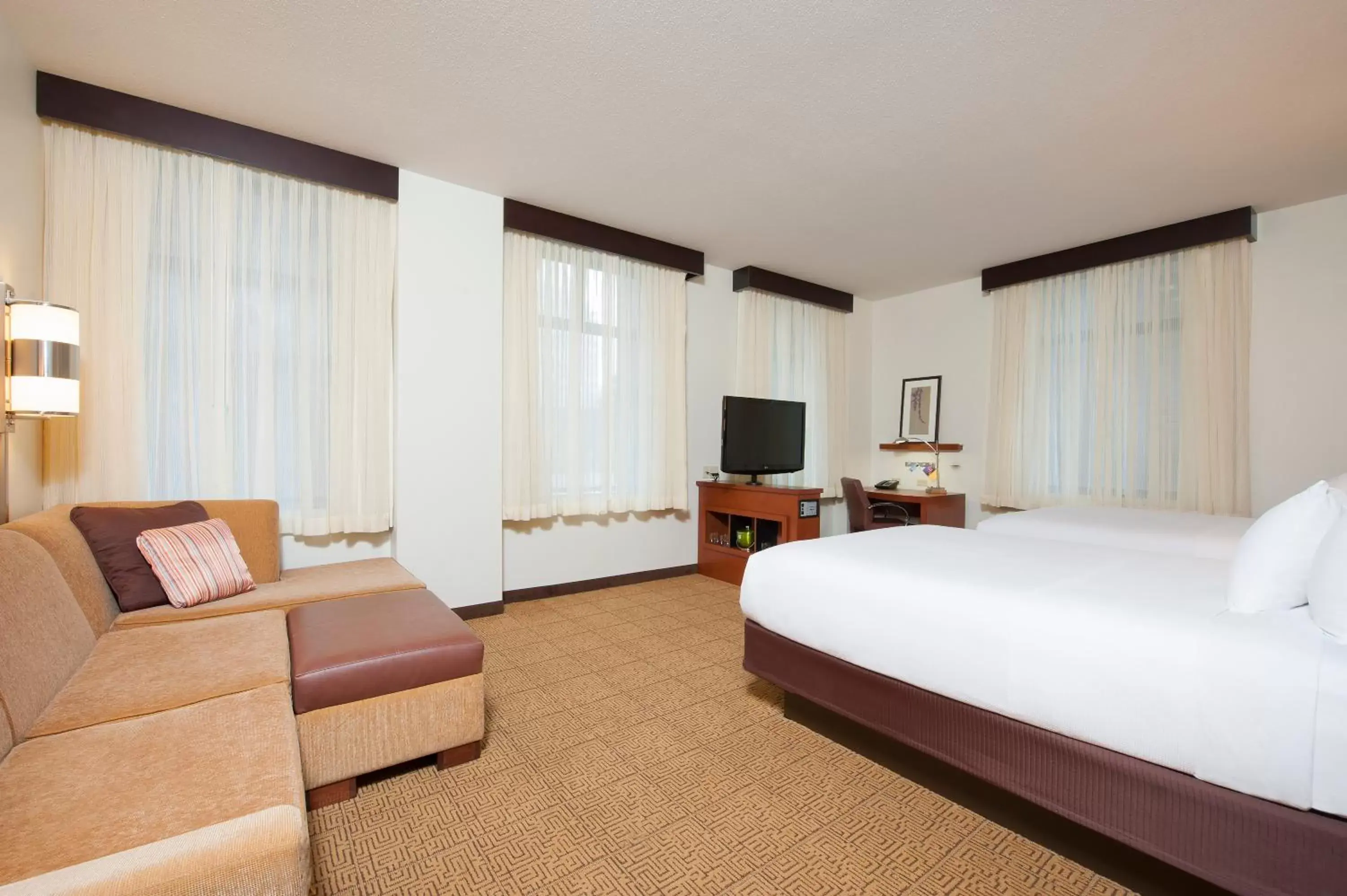 Photo of the whole room, Bed in Hyatt Place Des Moines Downtown Photo of the whole room, Bed in Hyatt Place Des Moines Downtown