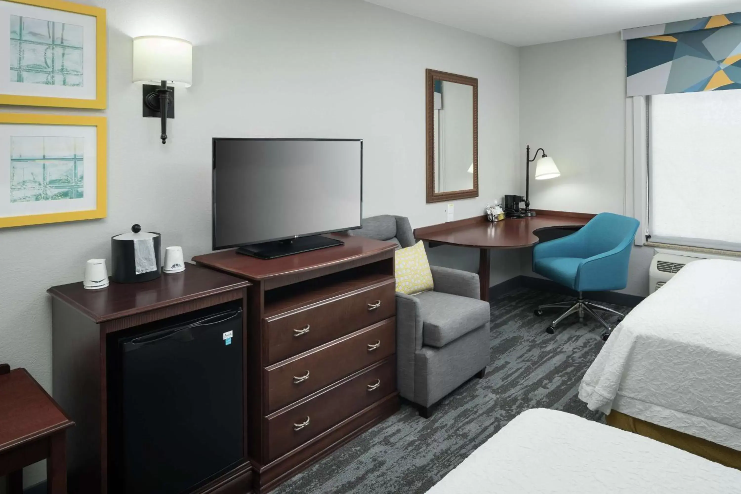 Bedroom, TV/Entertainment Center in Hampton Inn & Suites Rochester-North