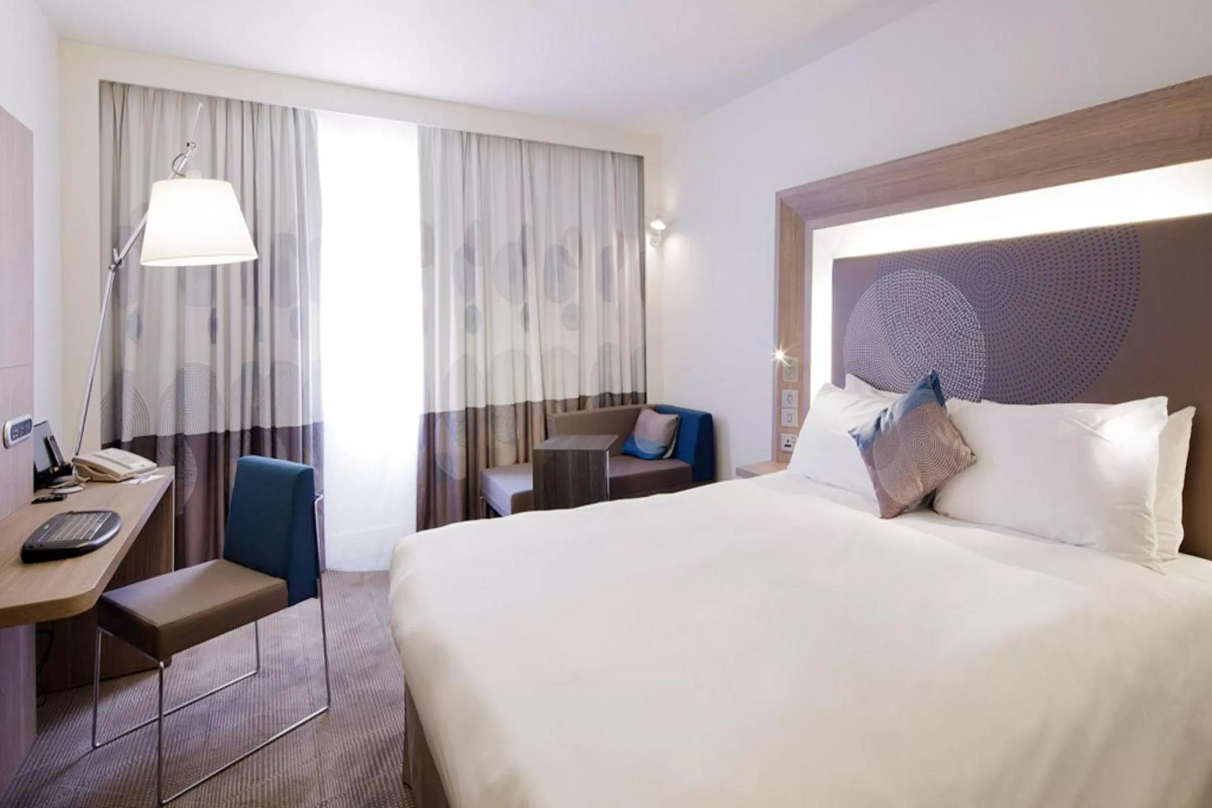 Photo of the whole room, Bed in Hotel Novotel Evry Courcouronnes