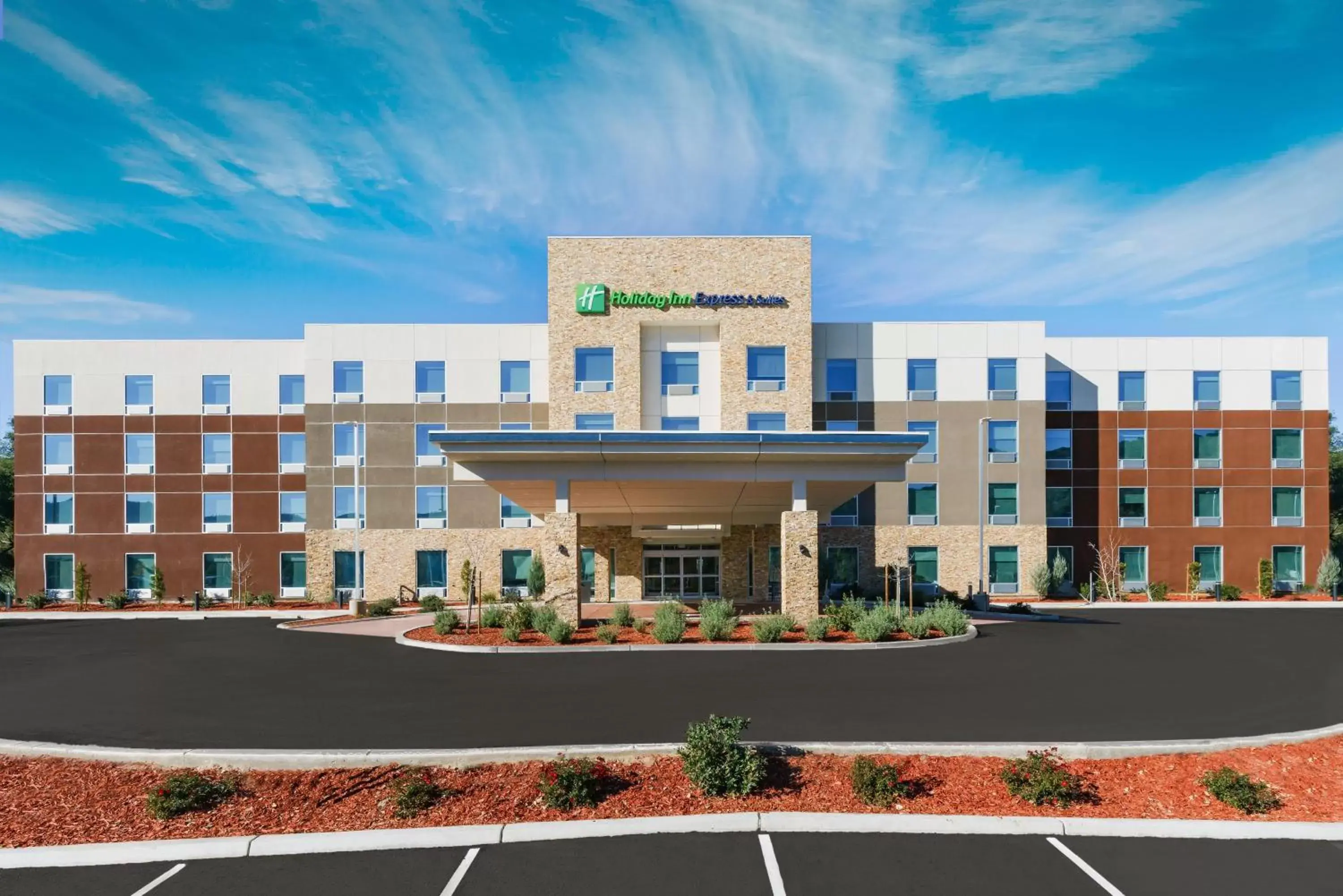 Property Building in Holiday Inn Express & Suites Oakhurst-Yosemite Park Area, an IHG Hotel