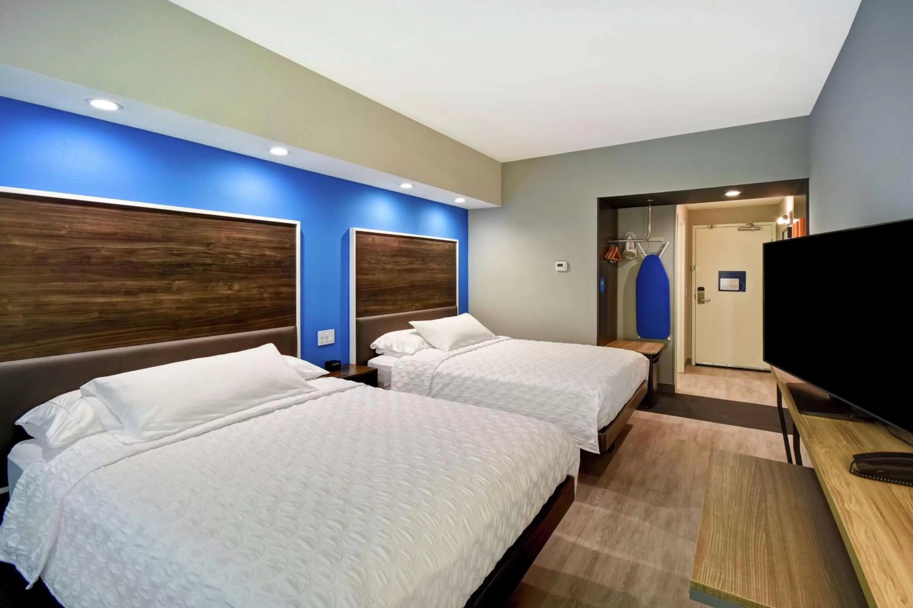 Bedroom, Bed in Tru By Hilton Deadwood