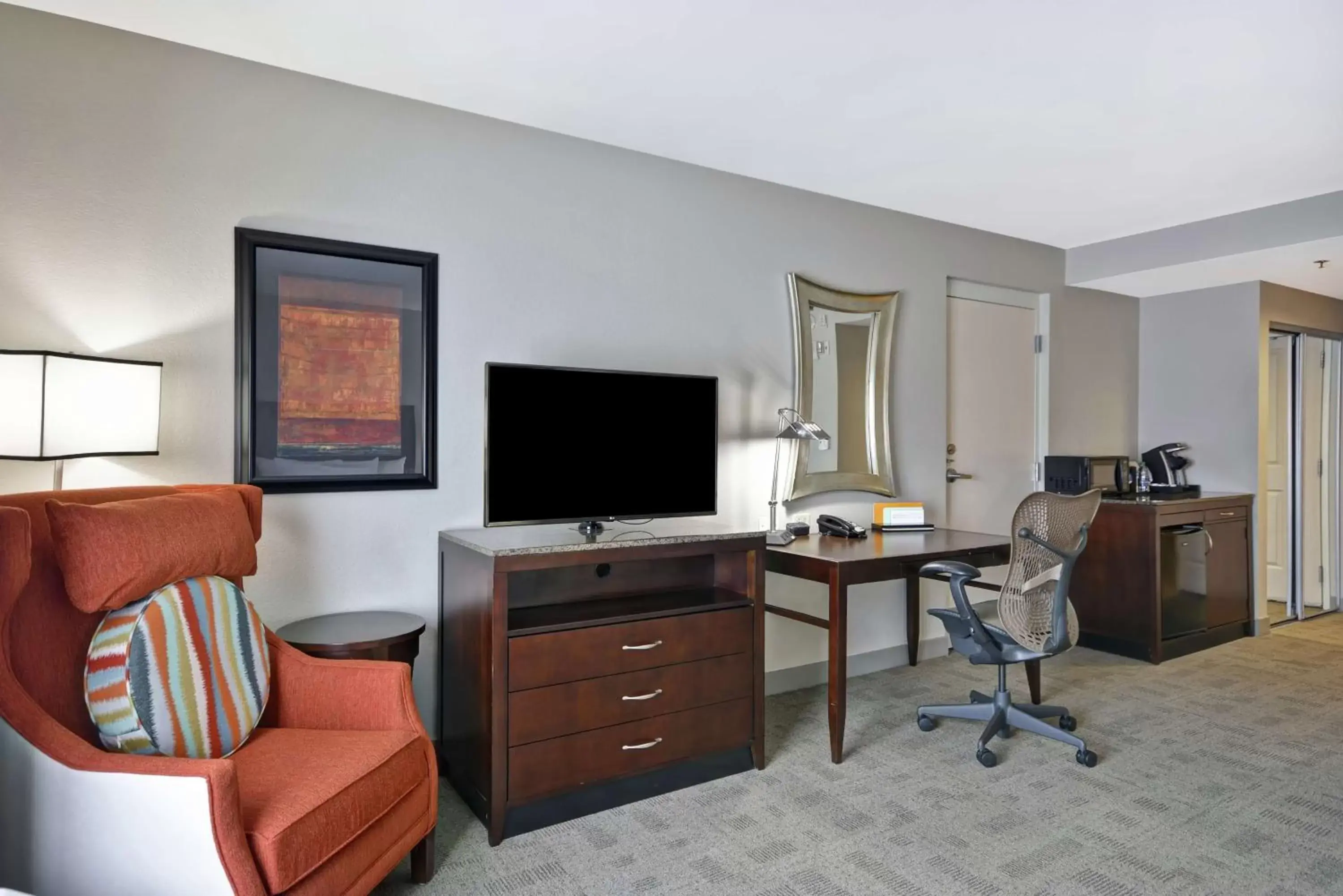 Bedroom, Seating Area in Hilton Garden Inn Toledo / Perrysburg