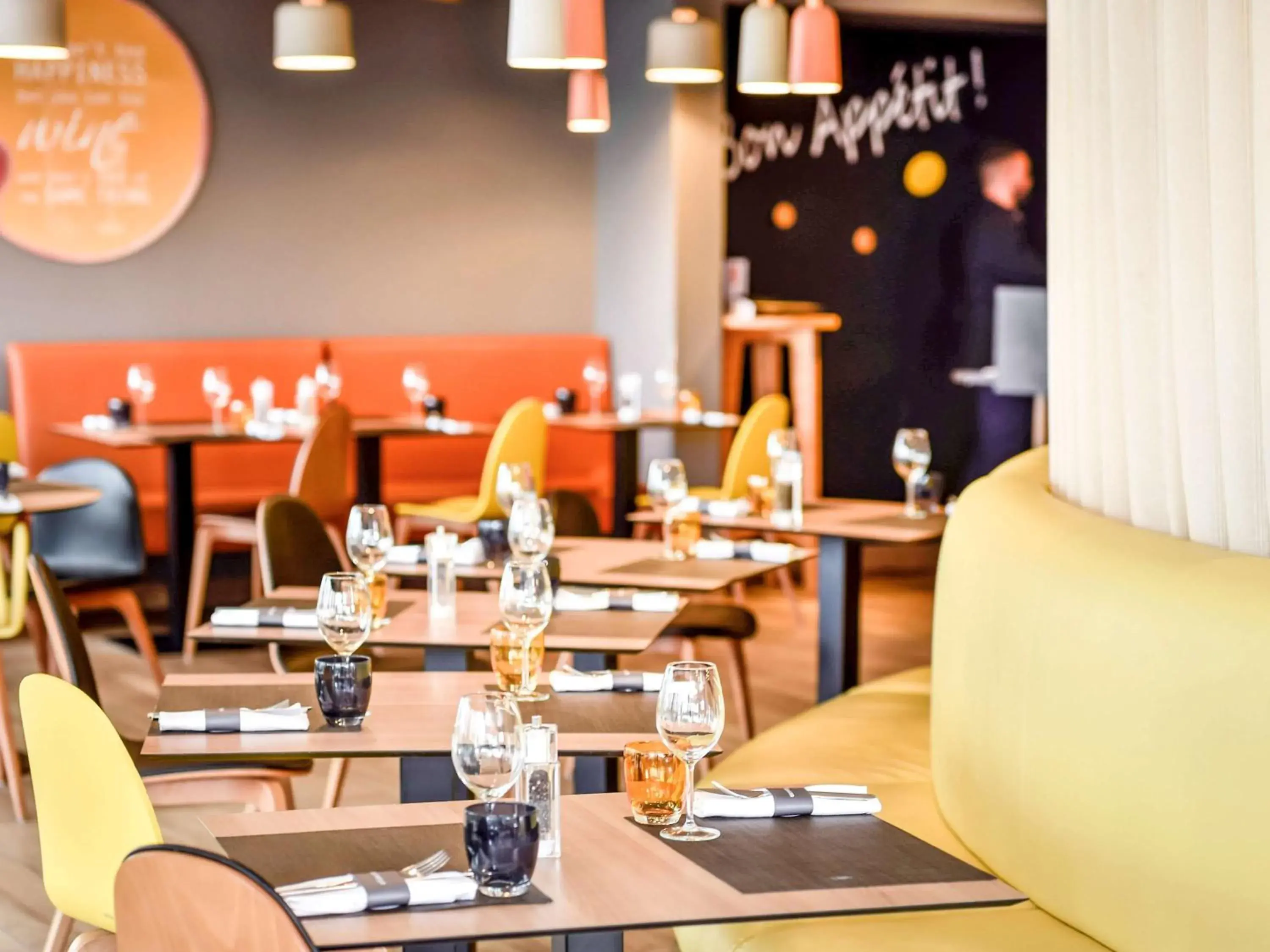 Restaurant/Places to Eat in Novotel Bordeaux Lac