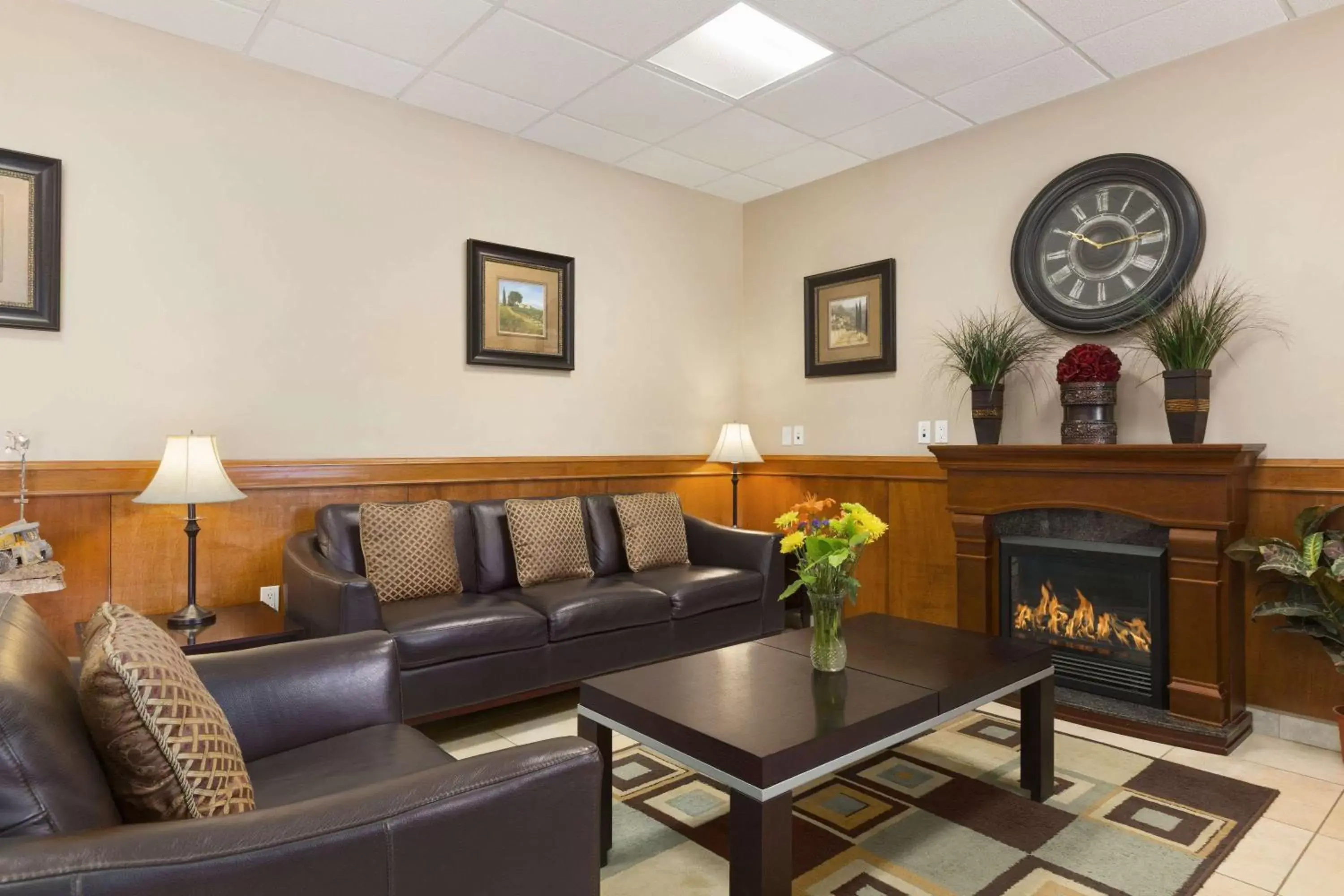 Lobby or reception in Days Inn by Wyndham Chetwynd Lobby or reception in Days Inn by Wyndham Chetwynd