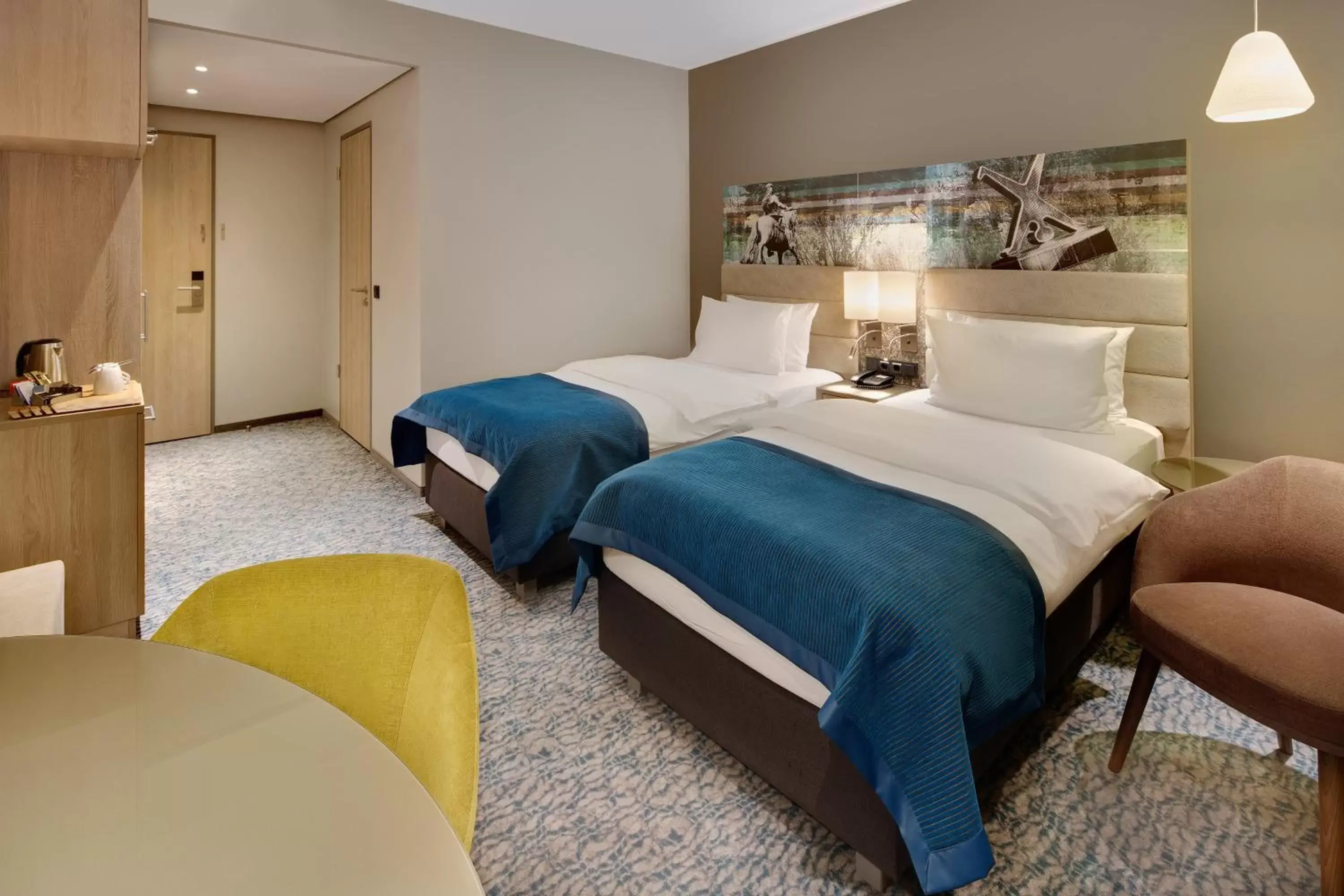 Photo of the whole room, Bed in Holiday Inn Düsseldorf City – Toulouser Allee, an IHG Hotel