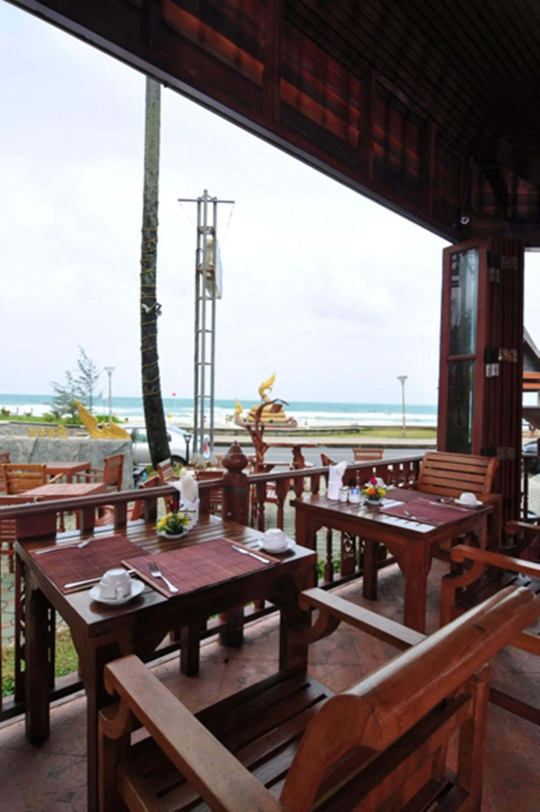 Restaurant/places to eat in Baan Karonburi Resort