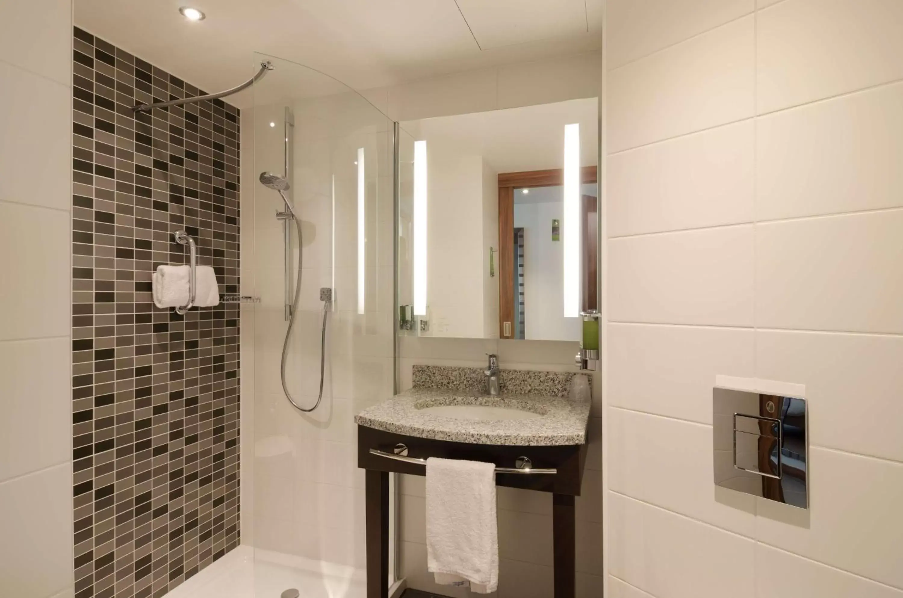 Bathroom in Hampton by Hilton Frankfurt City Centre