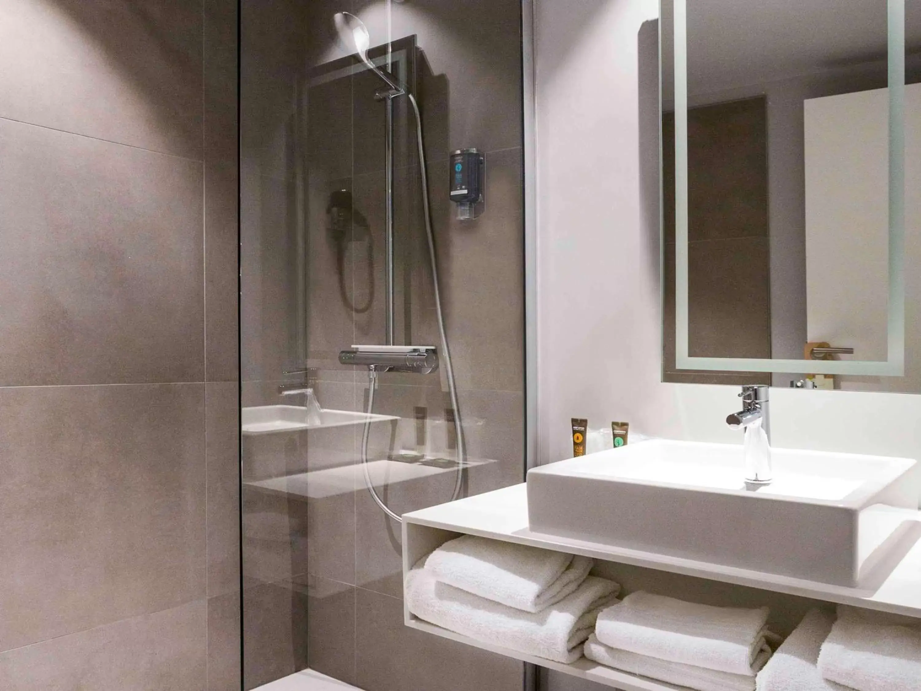 Photo of the whole room, Bathroom in Novotel Resort & Spa Biarritz Anglet