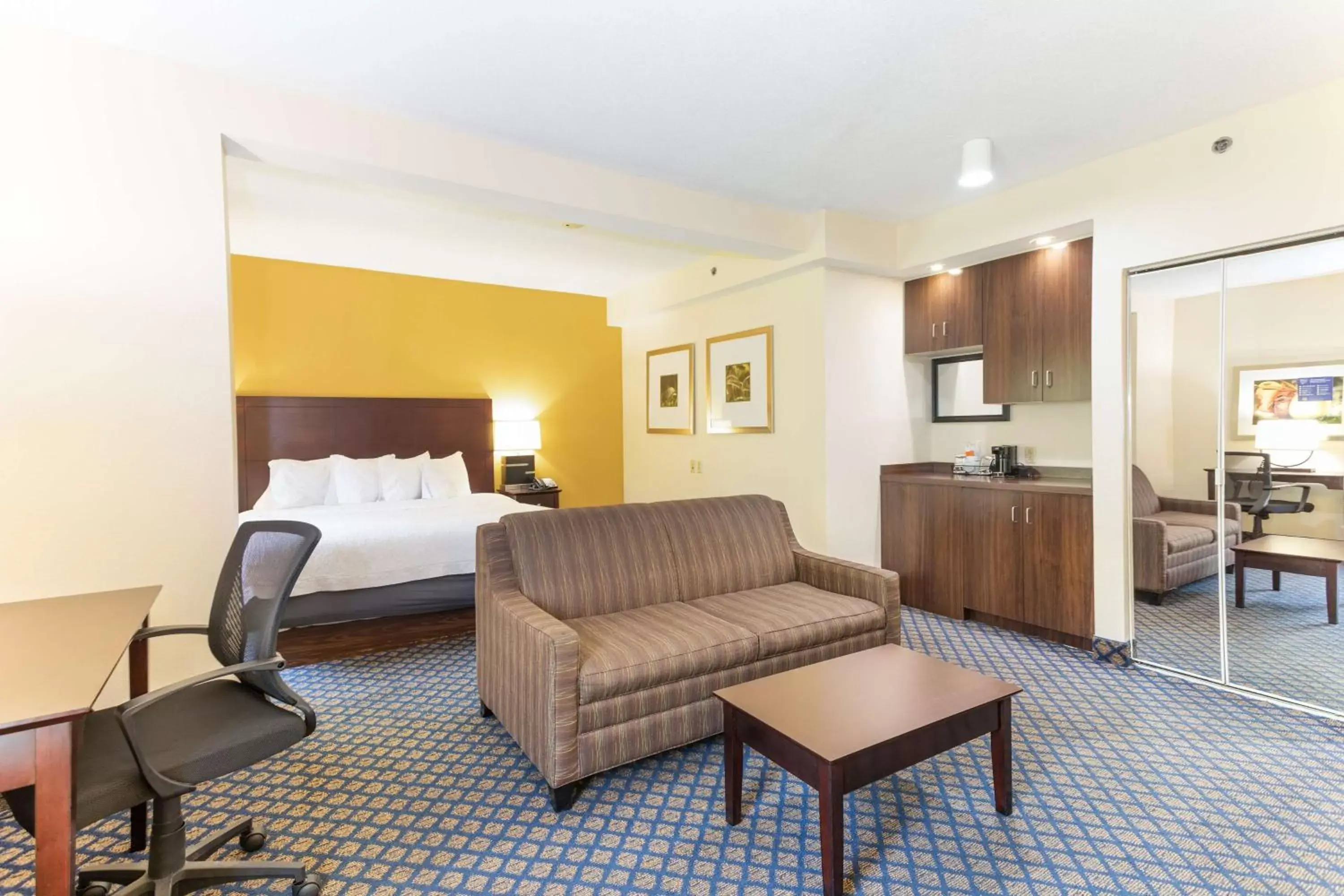 Living room in Hampton Inn By Hilton Petersburg-Ft. Lee