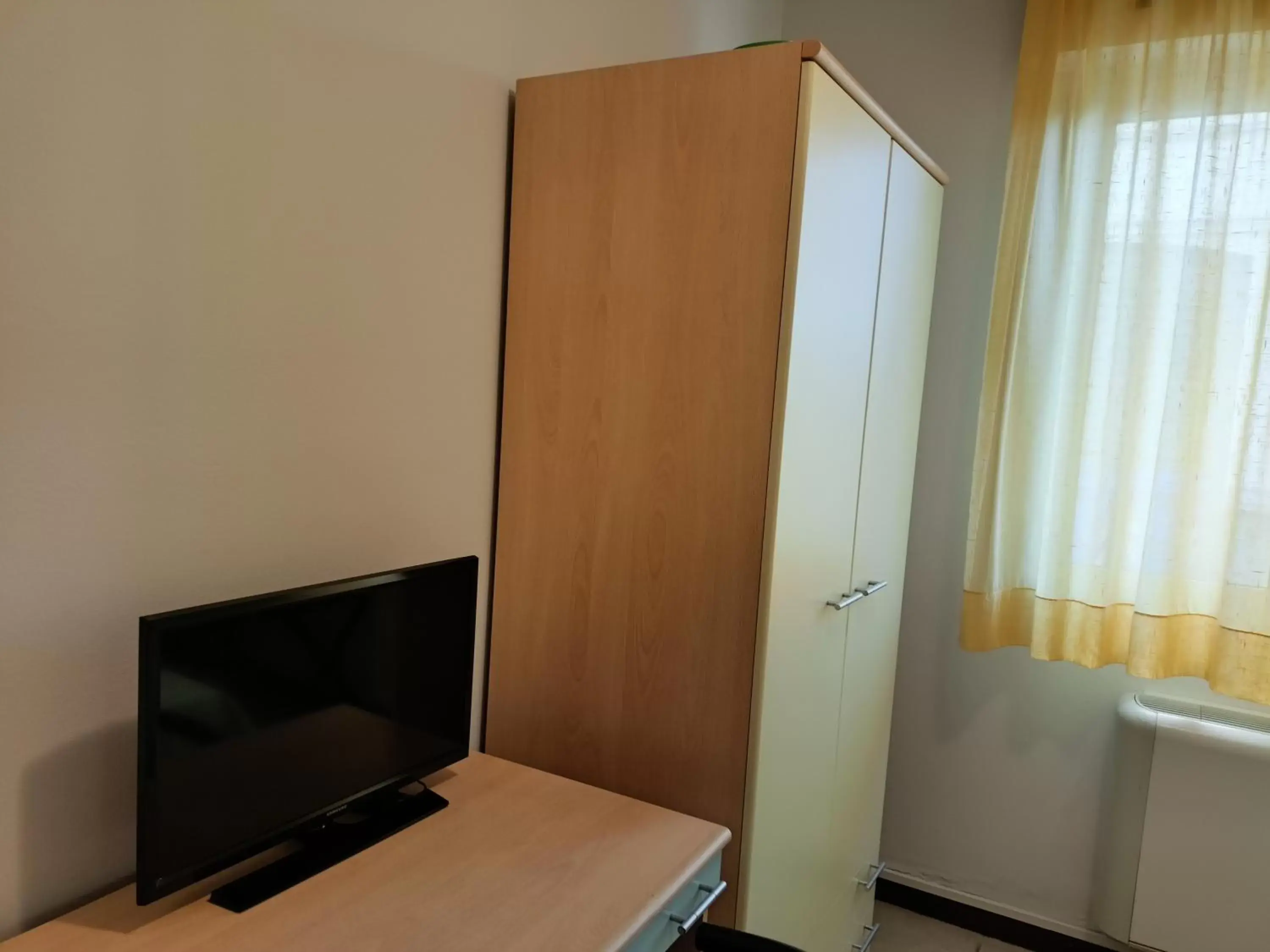 TV/Entertainment Center in Hotel Ariston Imperial