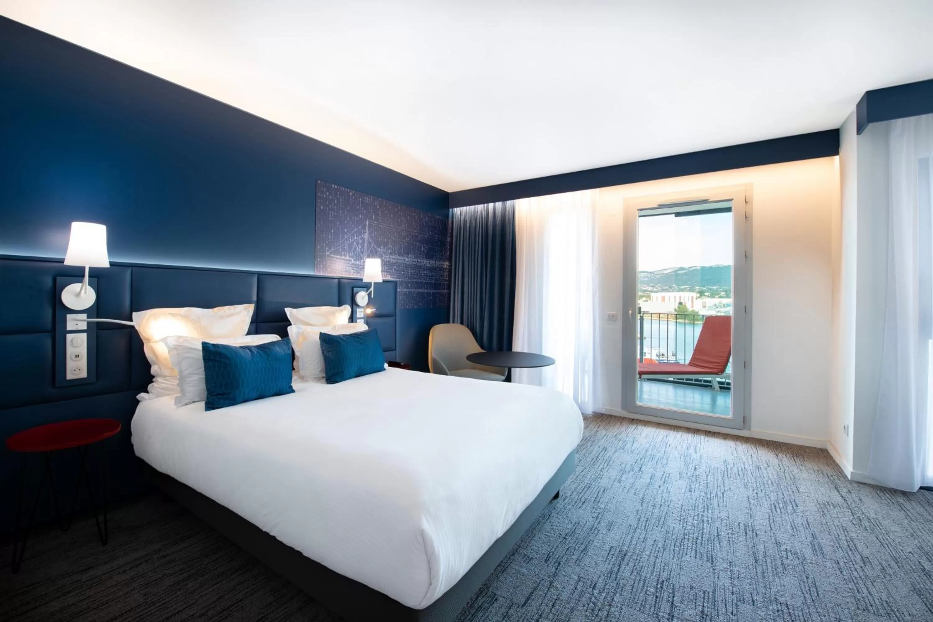 Sea view, Bed in Hôtel Mercure Toulon La Seyne-Sur-Mer