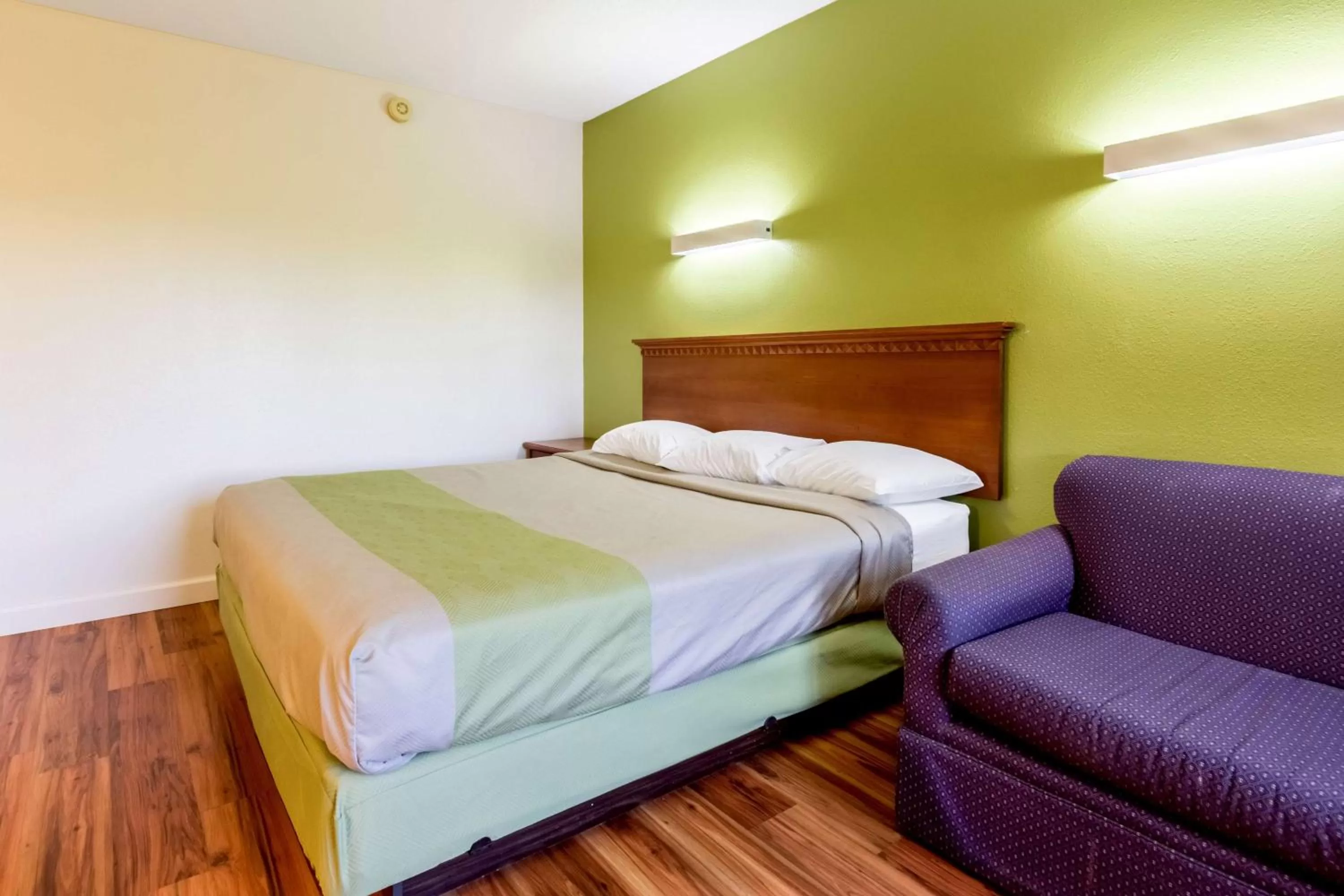 Photo of the whole room, Bed in Motel 6-Springfield, OH