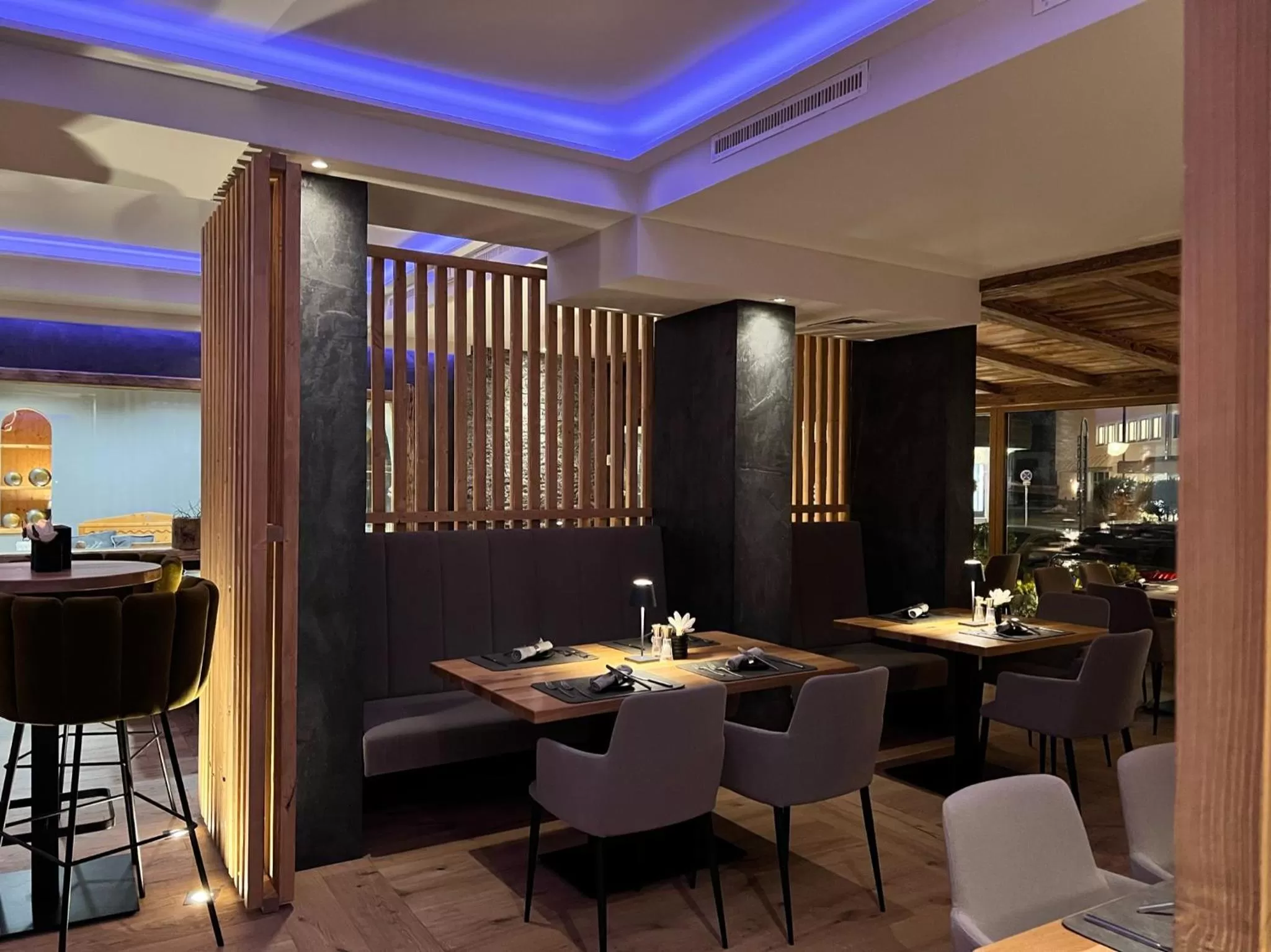 Restaurant/places to eat in Hotel Alexander