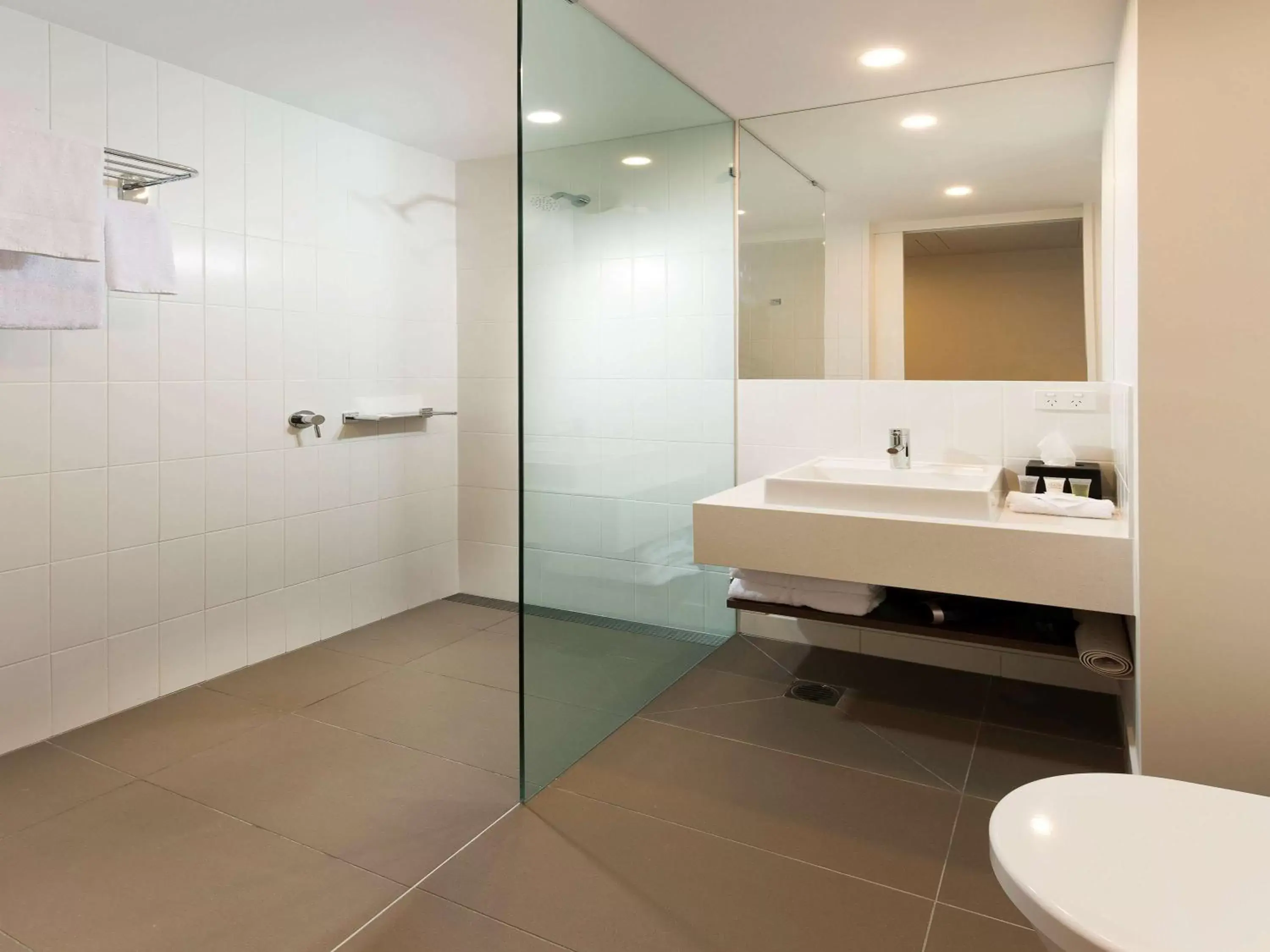 Photo of the whole room, Bathroom in ibis Brisbane Airport