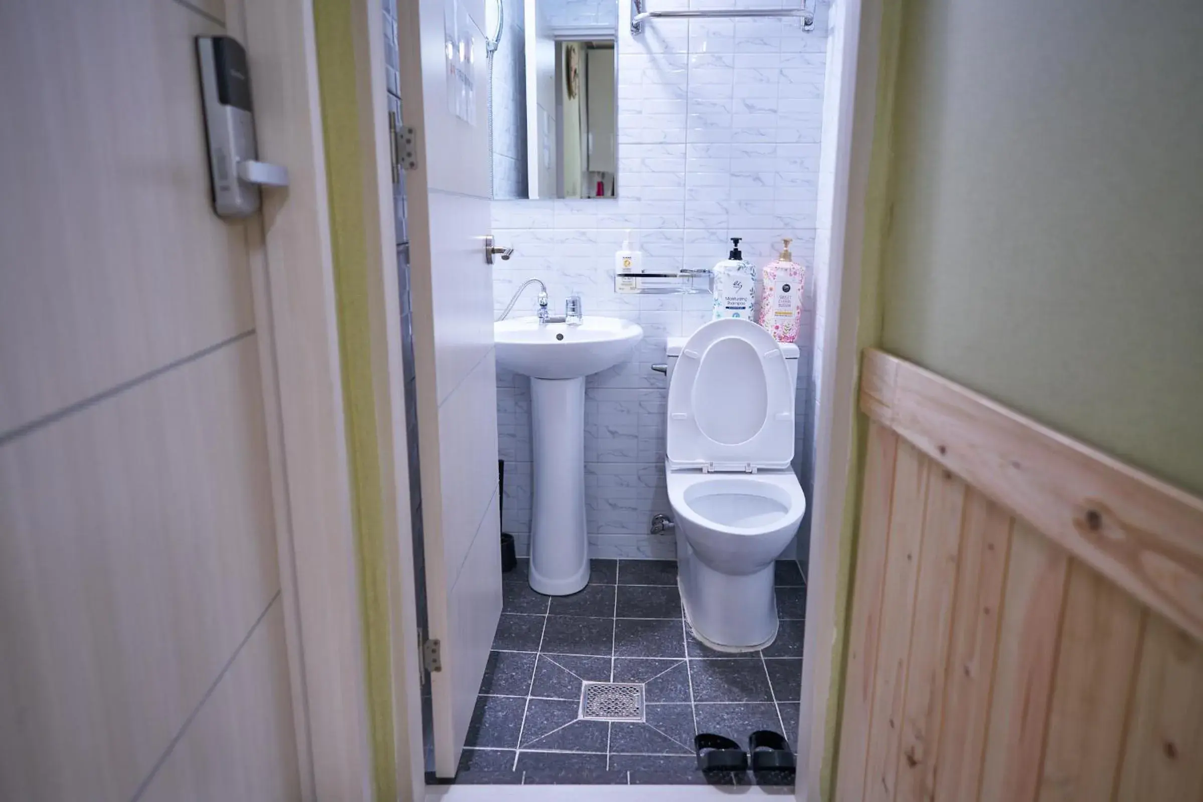 Bathroom in R Guesthouse Seoul Station