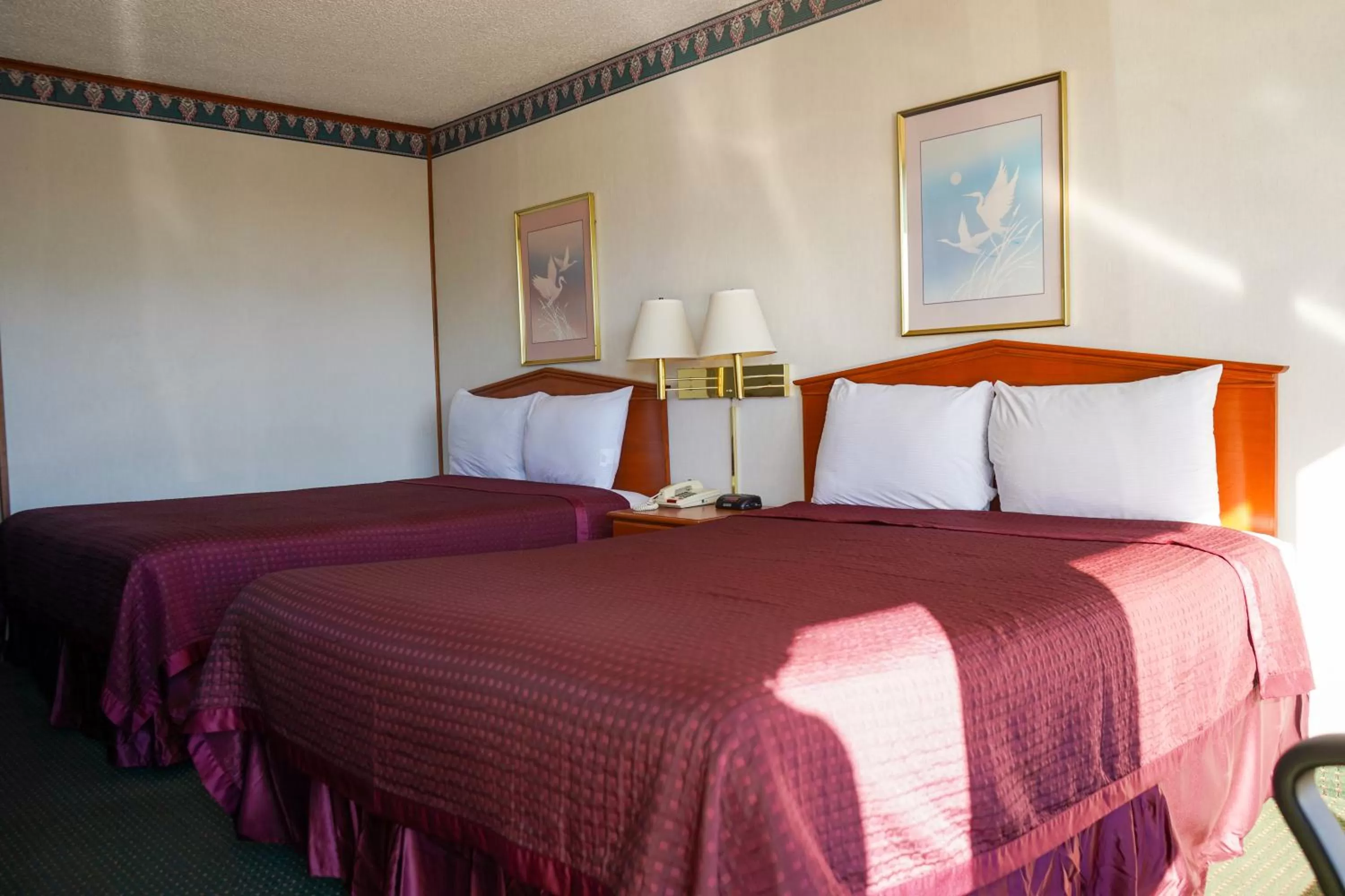 Bed in Sunset Inn Clarksville