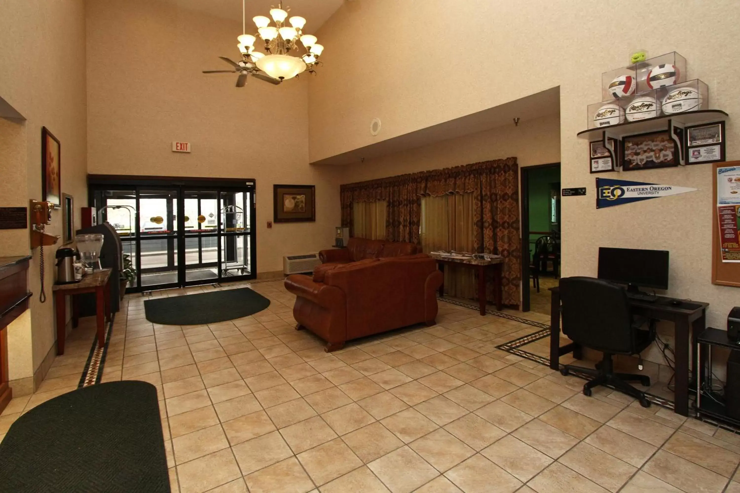 Lobby or reception, Seating Area in New Victorian Inn - Sioux City