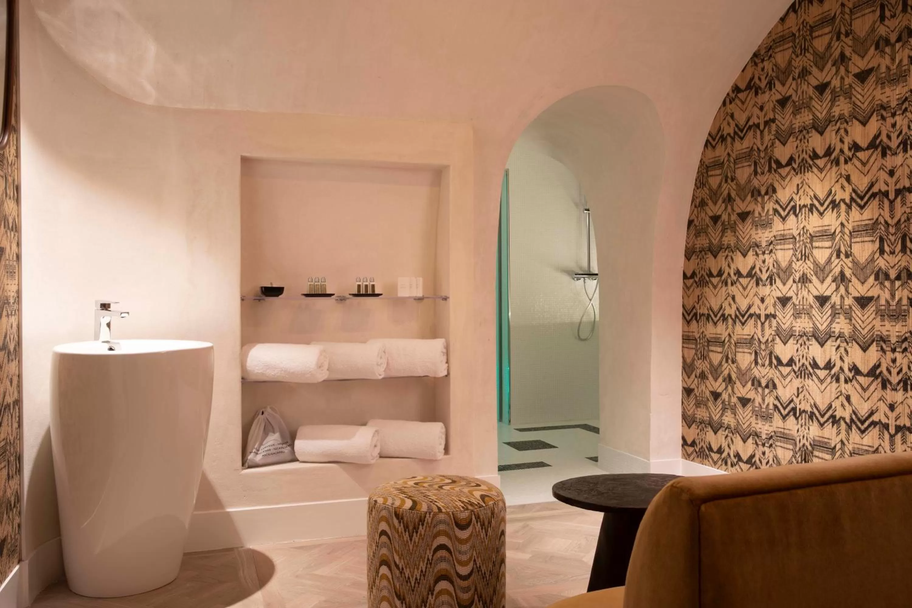 Steam room, Bed in Hotel Phileas Lazare & Spa - Opera