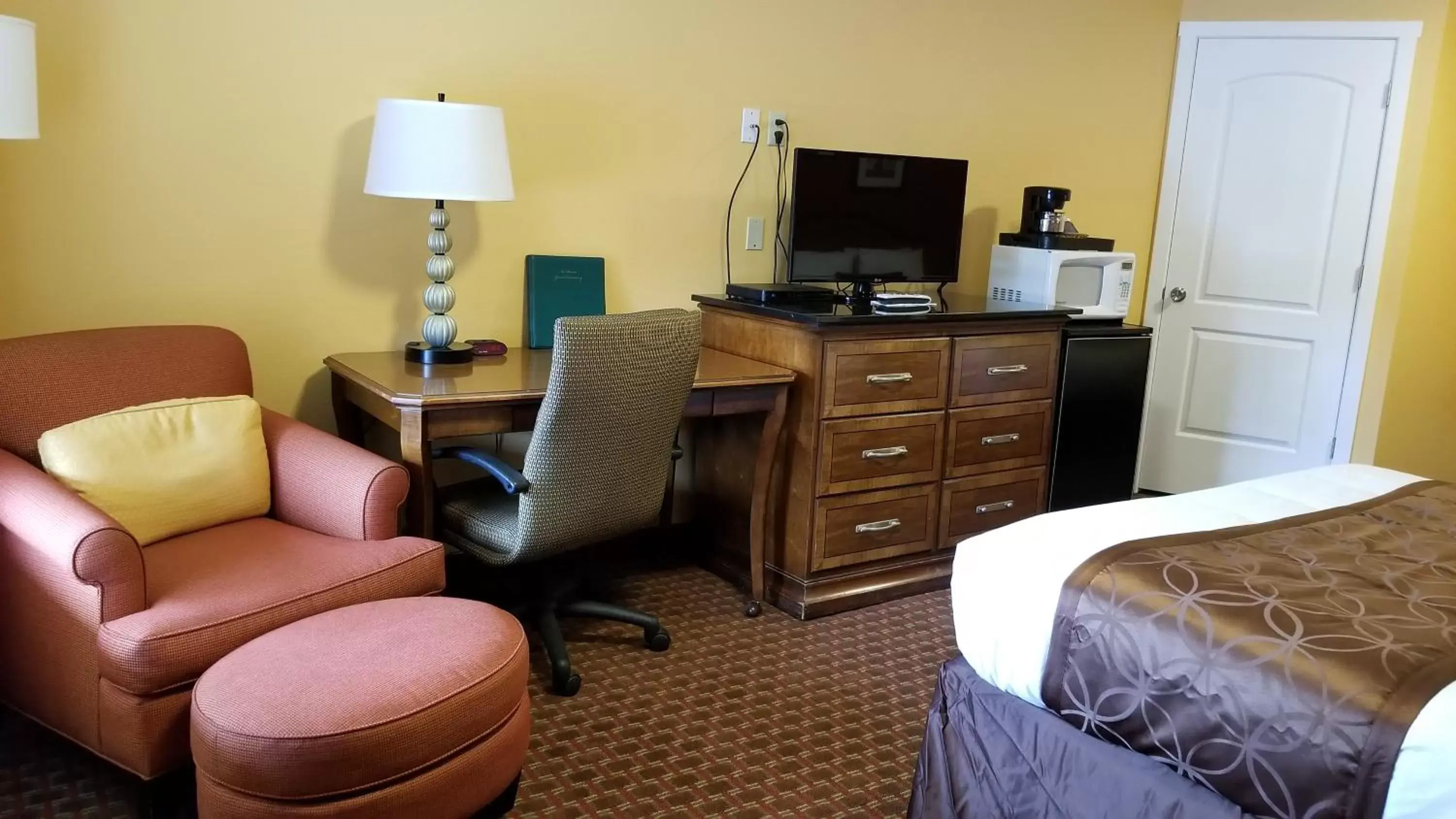 Photo of the whole room, TV/Entertainment Center in Forks Motel