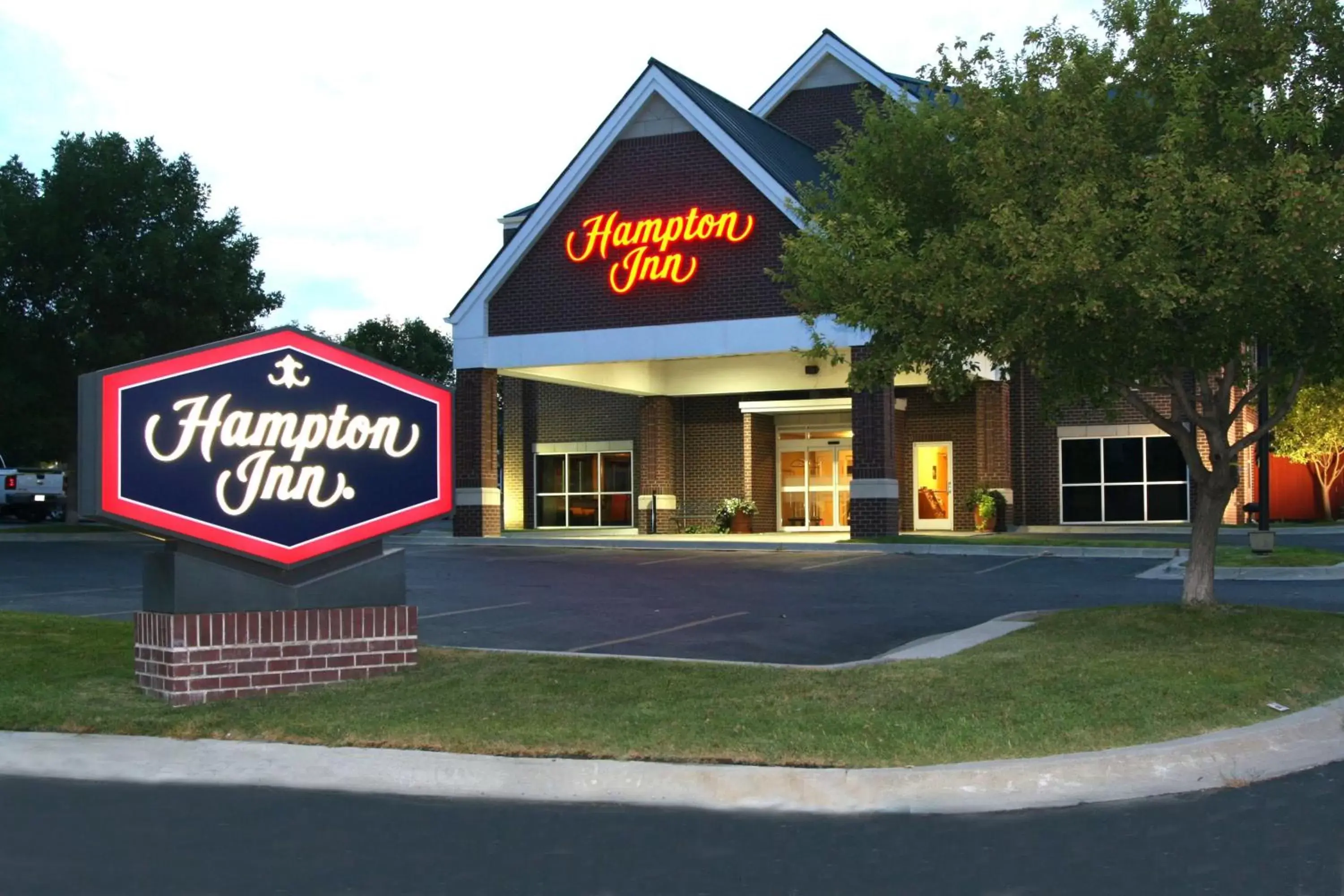 Property Building in Hampton Inn South Heritage Park