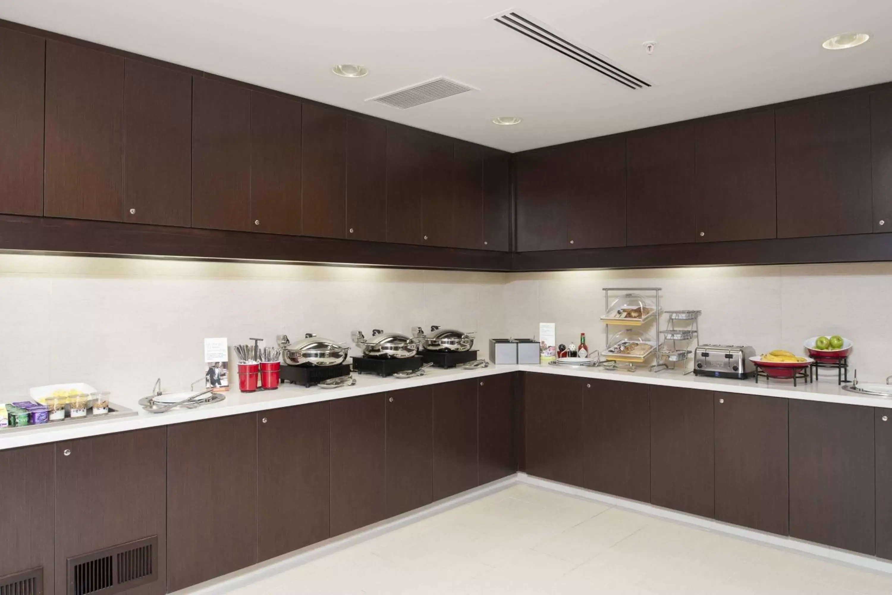 Breakfast, Kitchen/Kitchenette in Residence Inn by Marriott Grand Rapids Airport