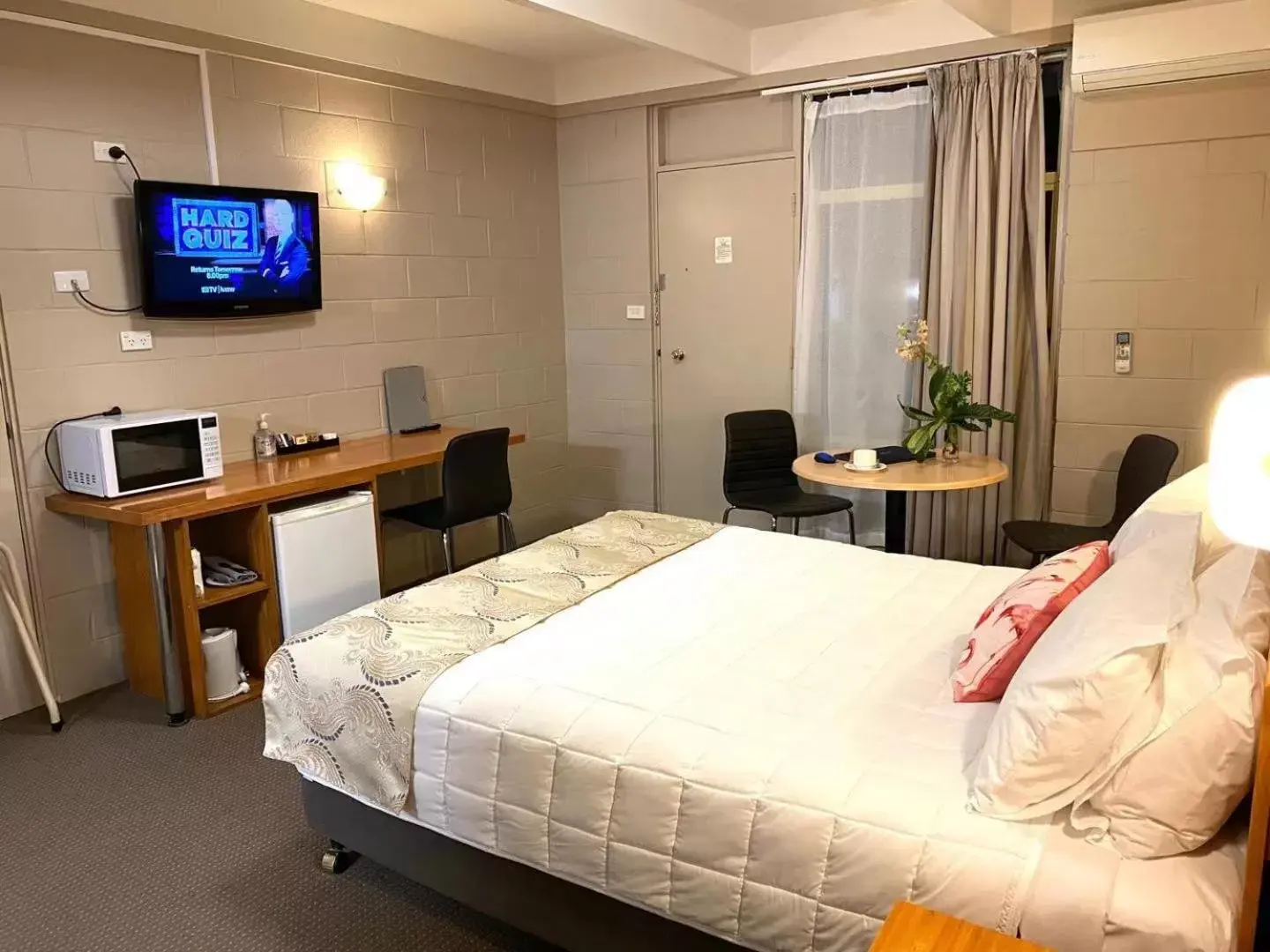 TV and multimedia, Bed in Apollo Motel Parkes