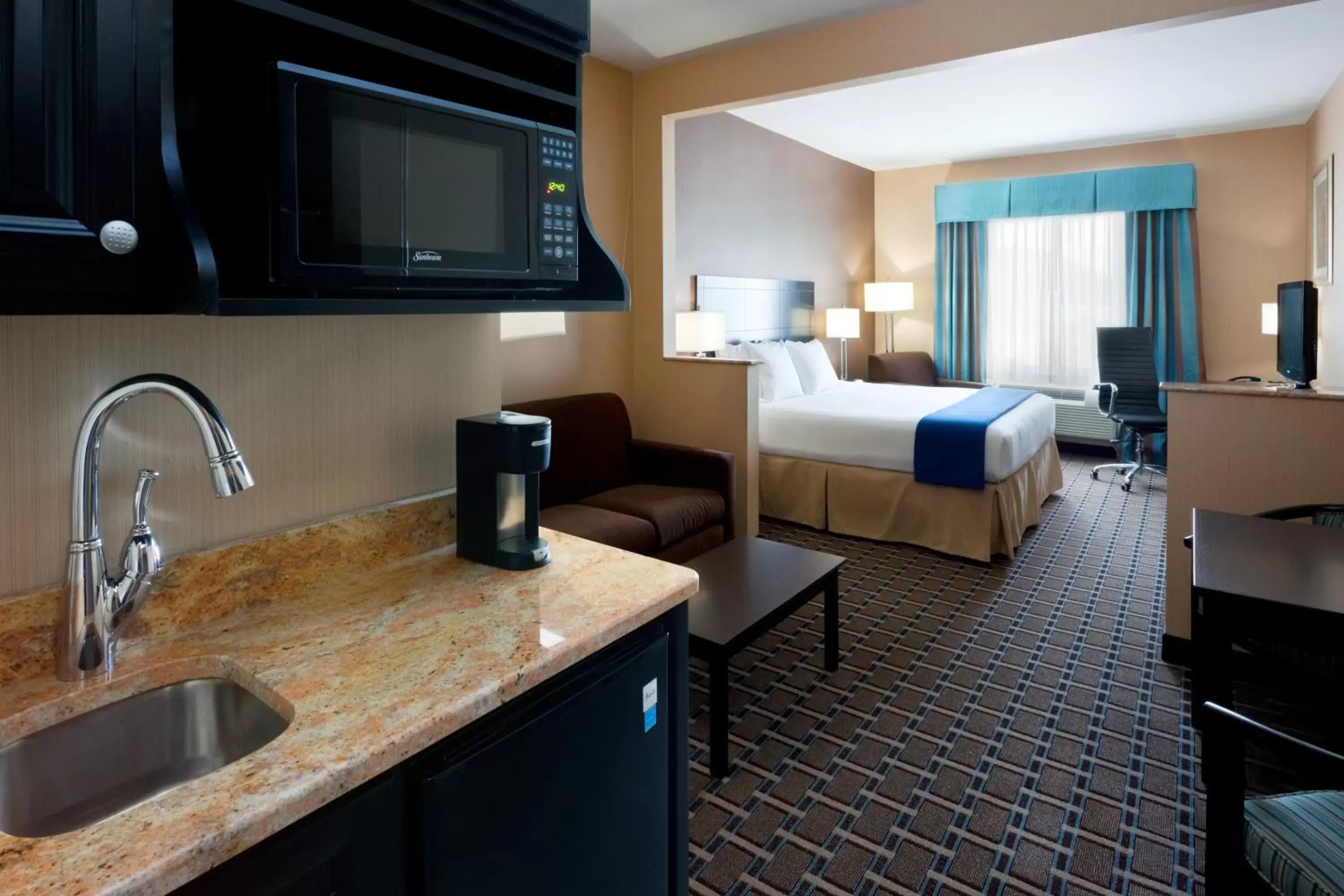 Photo of the whole room, Kitchen/Kitchenette in Holiday Inn Express Hotel & Suites West Coxsackie, an IHG Hotel