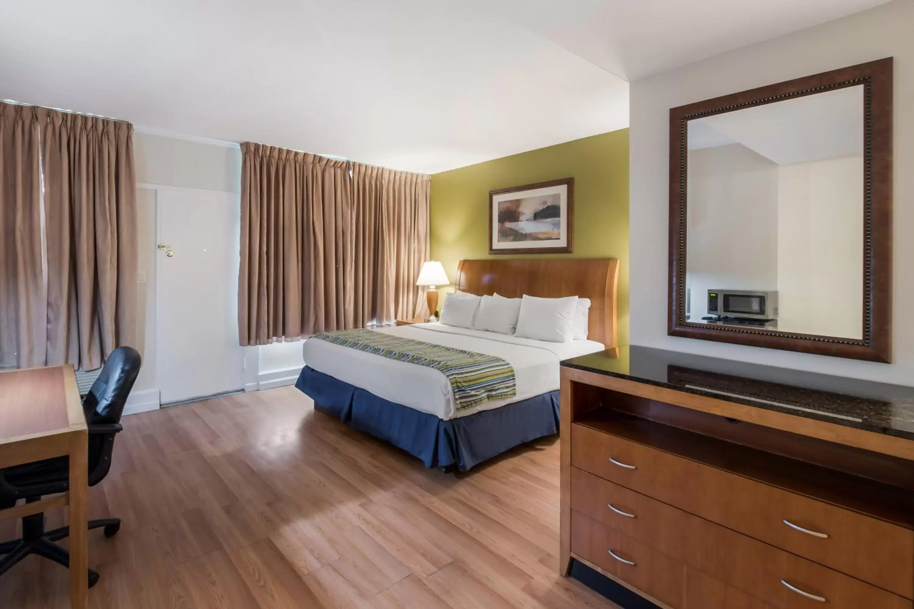 Bed in Americas Best Value Inn-Painted Post Bed in Americas Best Value Inn-Painted Post