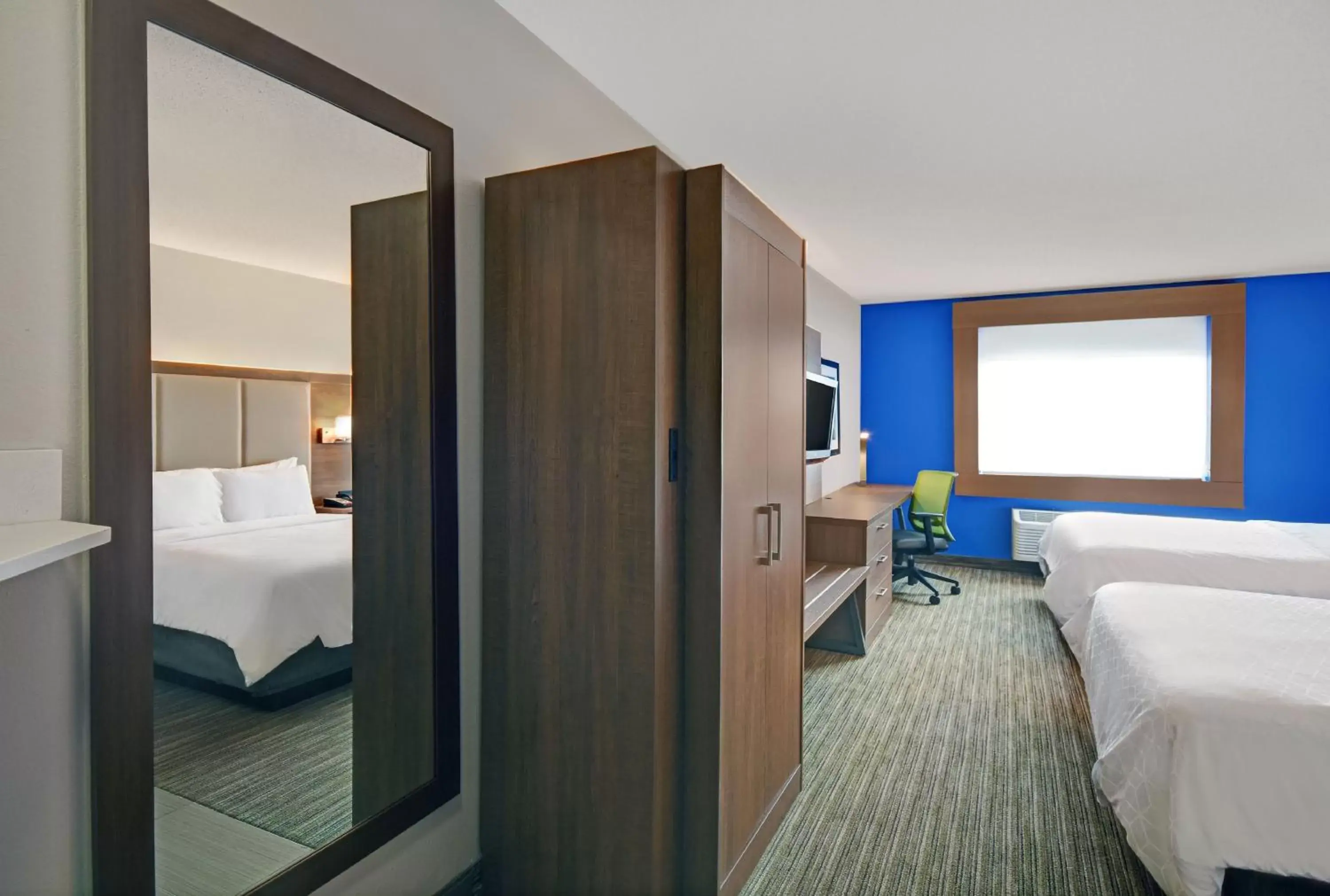 Photo of the whole room, Bed in Holiday Inn Express Marshall, an IHG Hotel