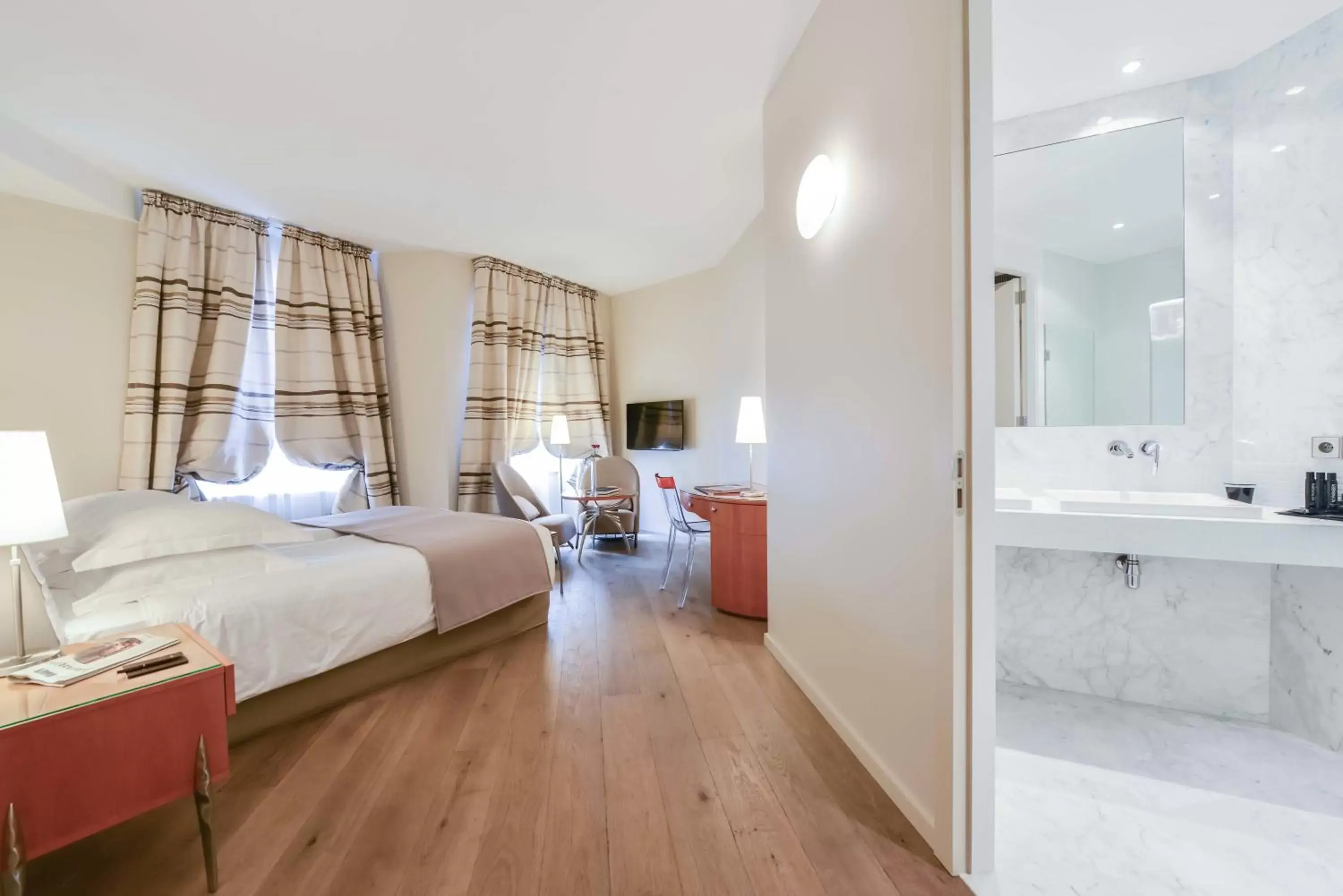 Bathroom, Bed in Hotel & Spa REGENT PETITE FRANCE