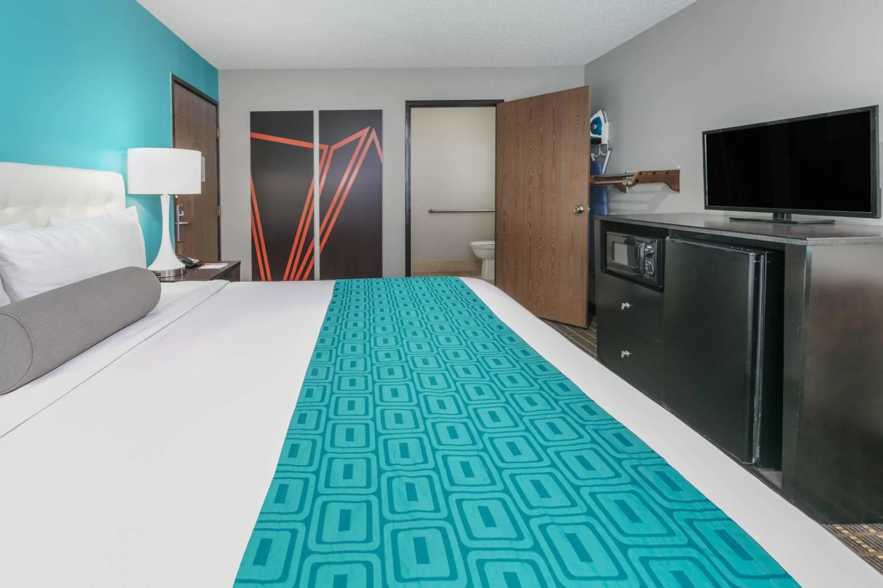 Photo of the whole room, Bed in Howard Johnson by Wyndham Near Schlitterbahn Photo of the whole room, Bed in Howard Johnson by Wyndham Near Schlitterbahn