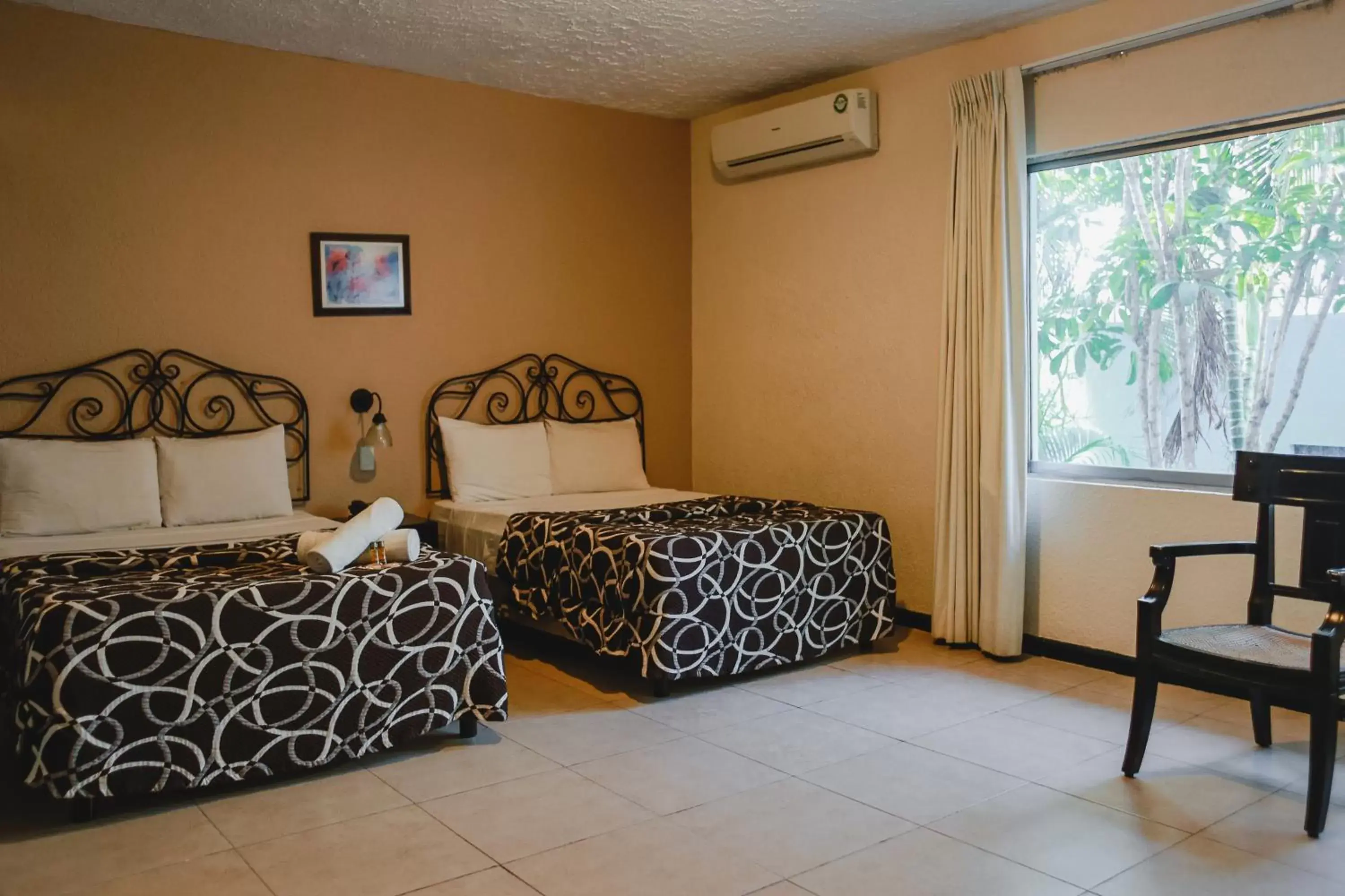 Bedroom, Bed in Hotel Colon Merida