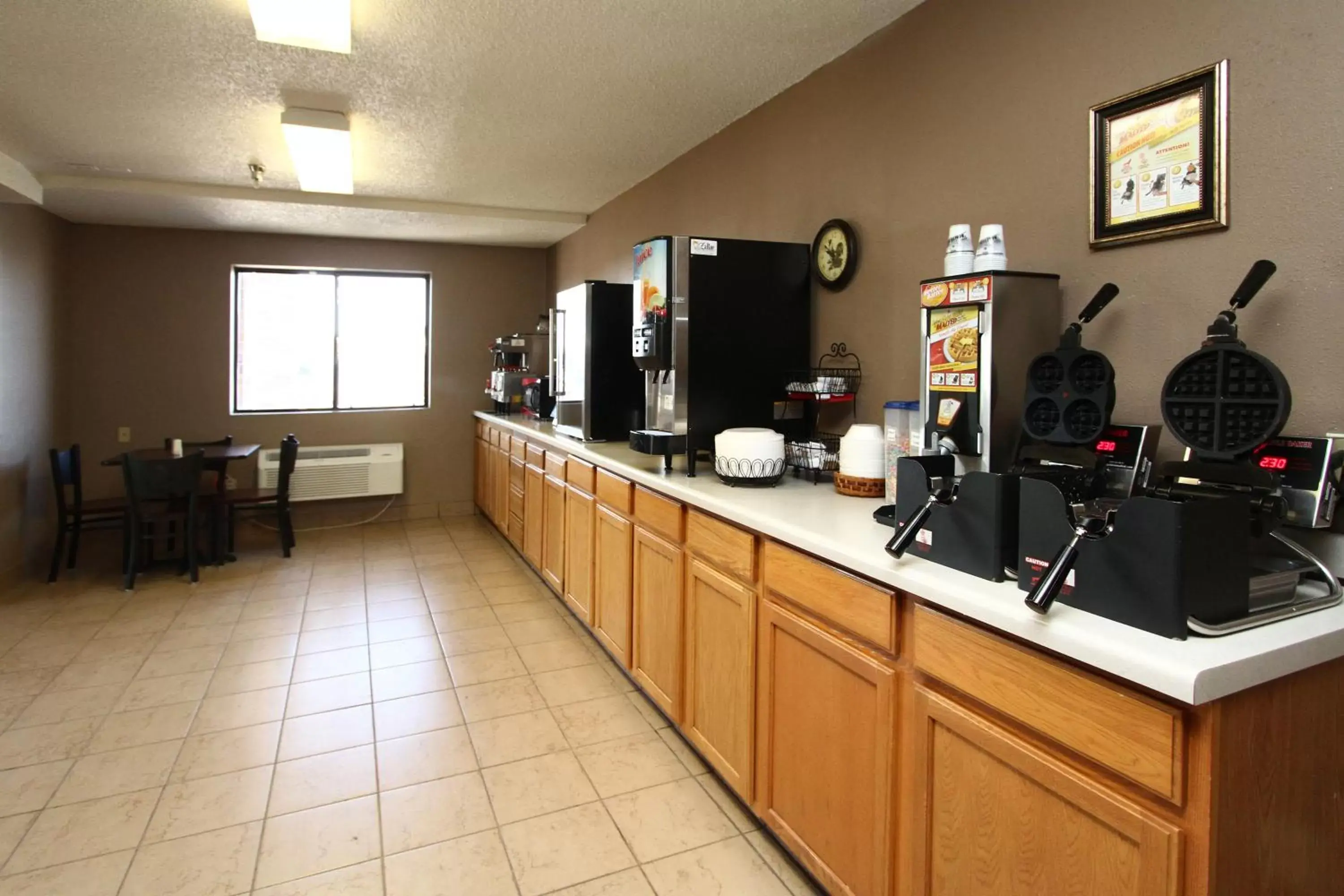 Continental breakfast, Kitchen/Kitchenette in Victorian Inn & Suites-York