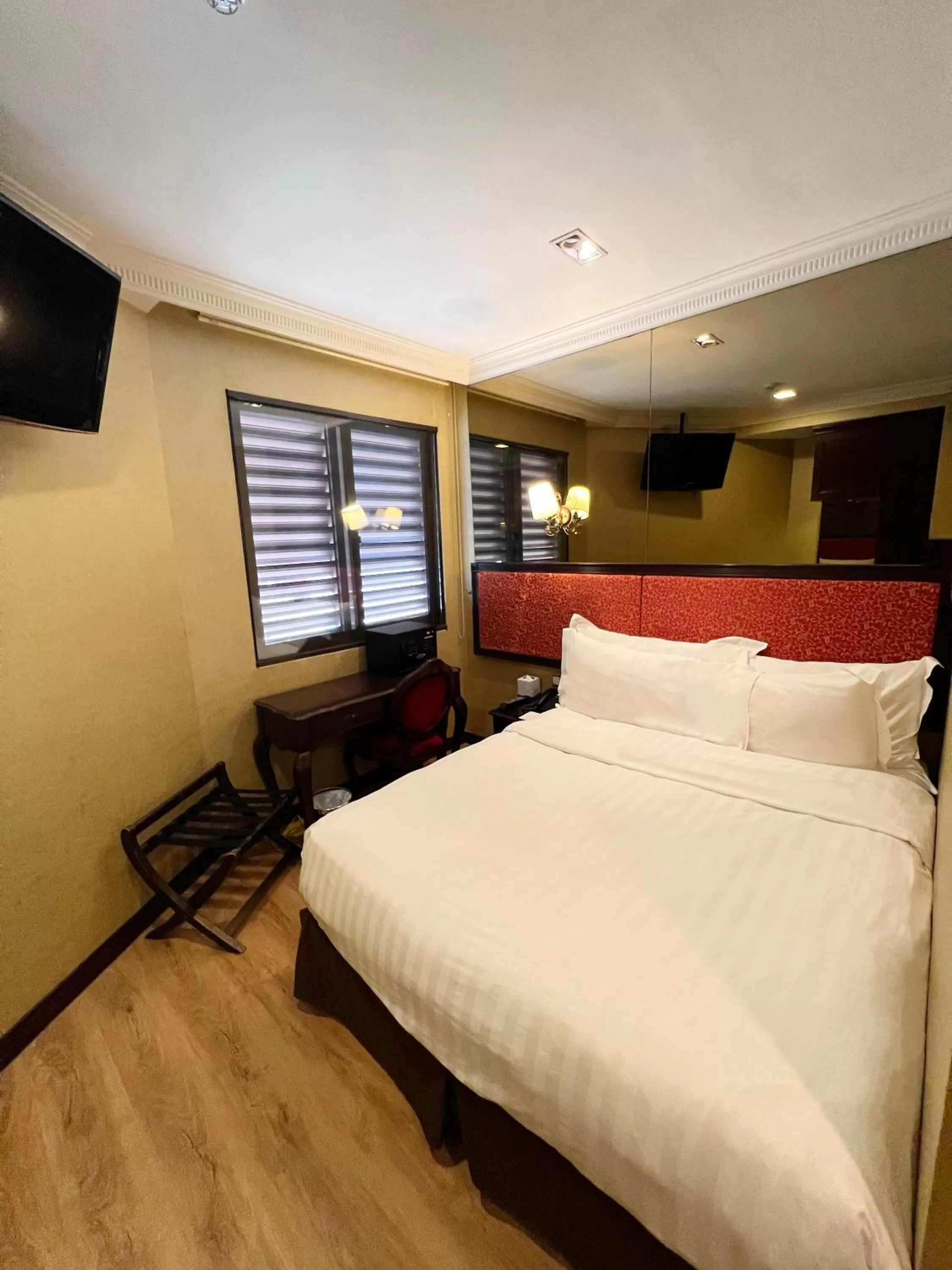 Photo of the whole room, Bed in Nostalgia Hotel