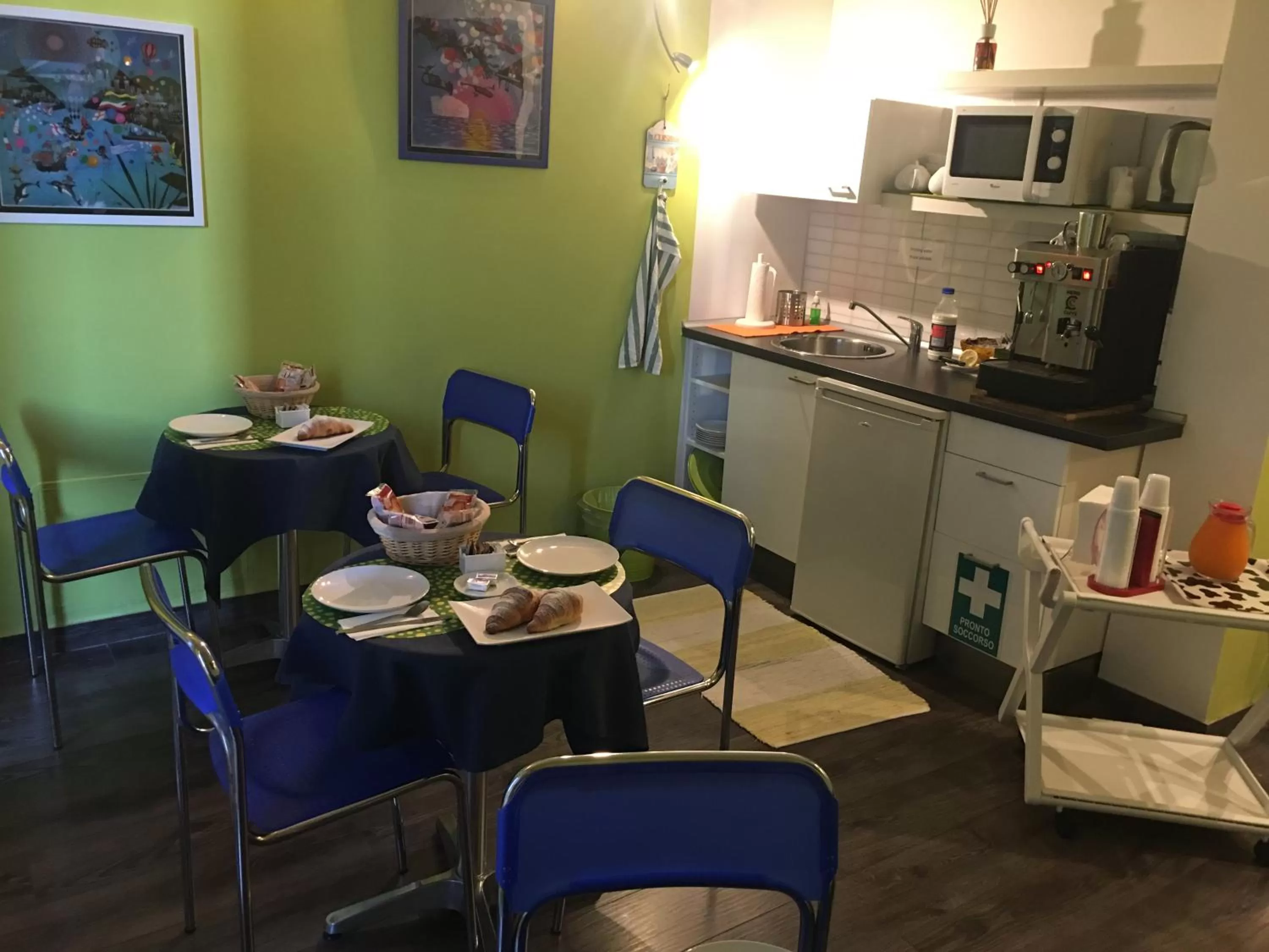 Coffee/tea facilities, Restaurant/Places to Eat in Almi Rooms