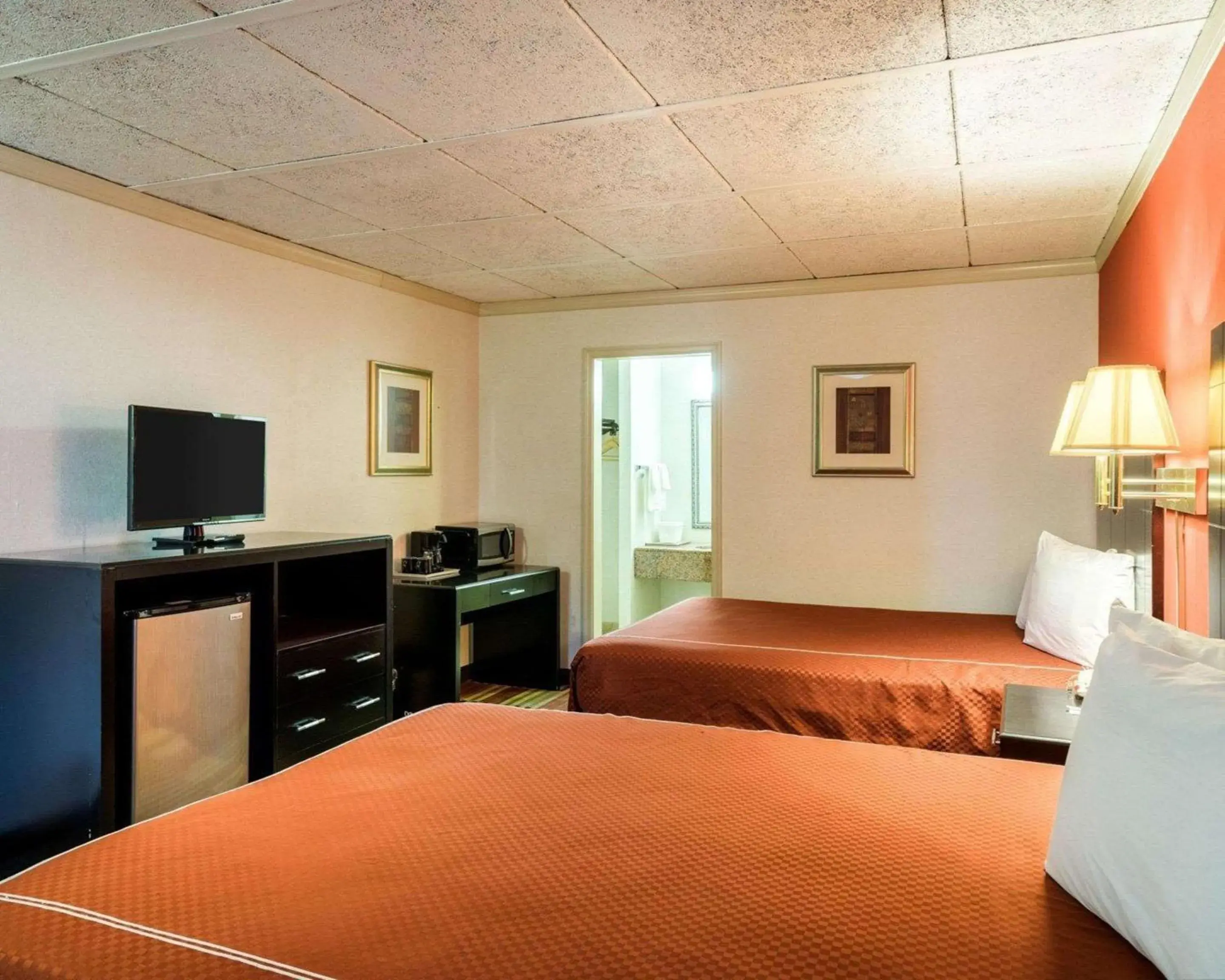 Photo of the whole room in Rodeway Inn Newark Photo of the whole room in Rodeway Inn Newark