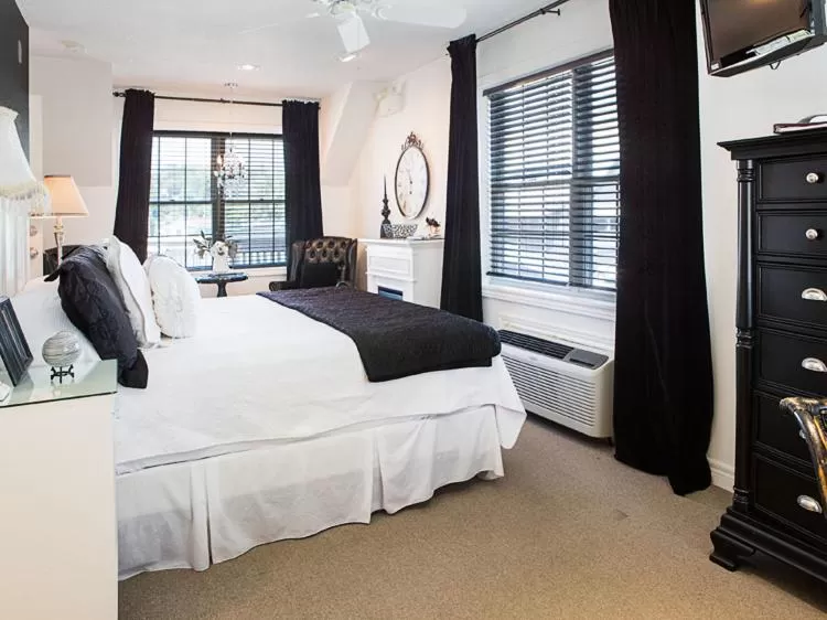 Shower, Bed in Inn on the Harbour and Telegraph House