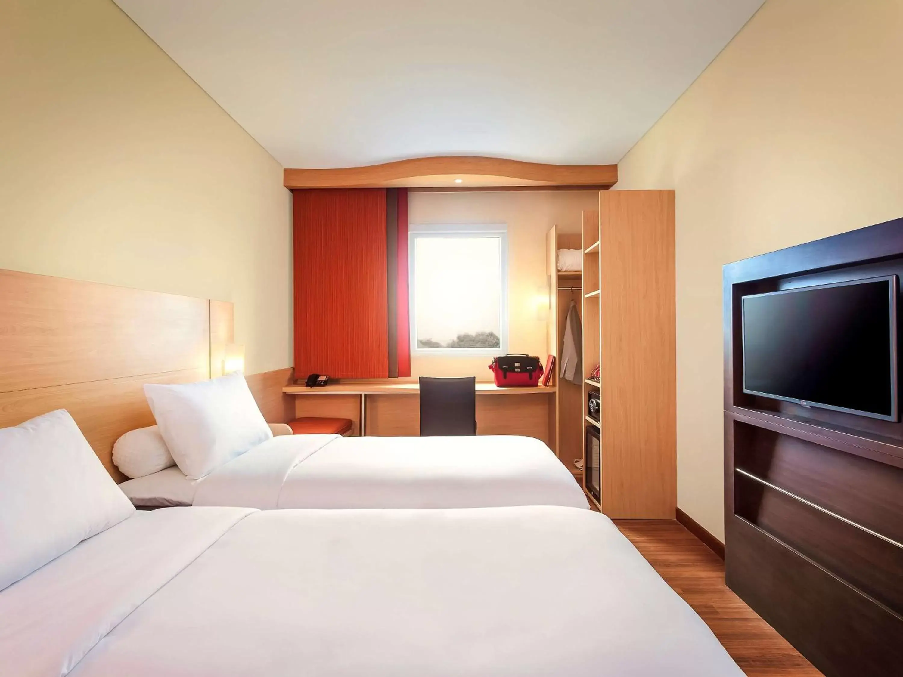 Photo of the whole room, Bed in Ibis Makassar City Center