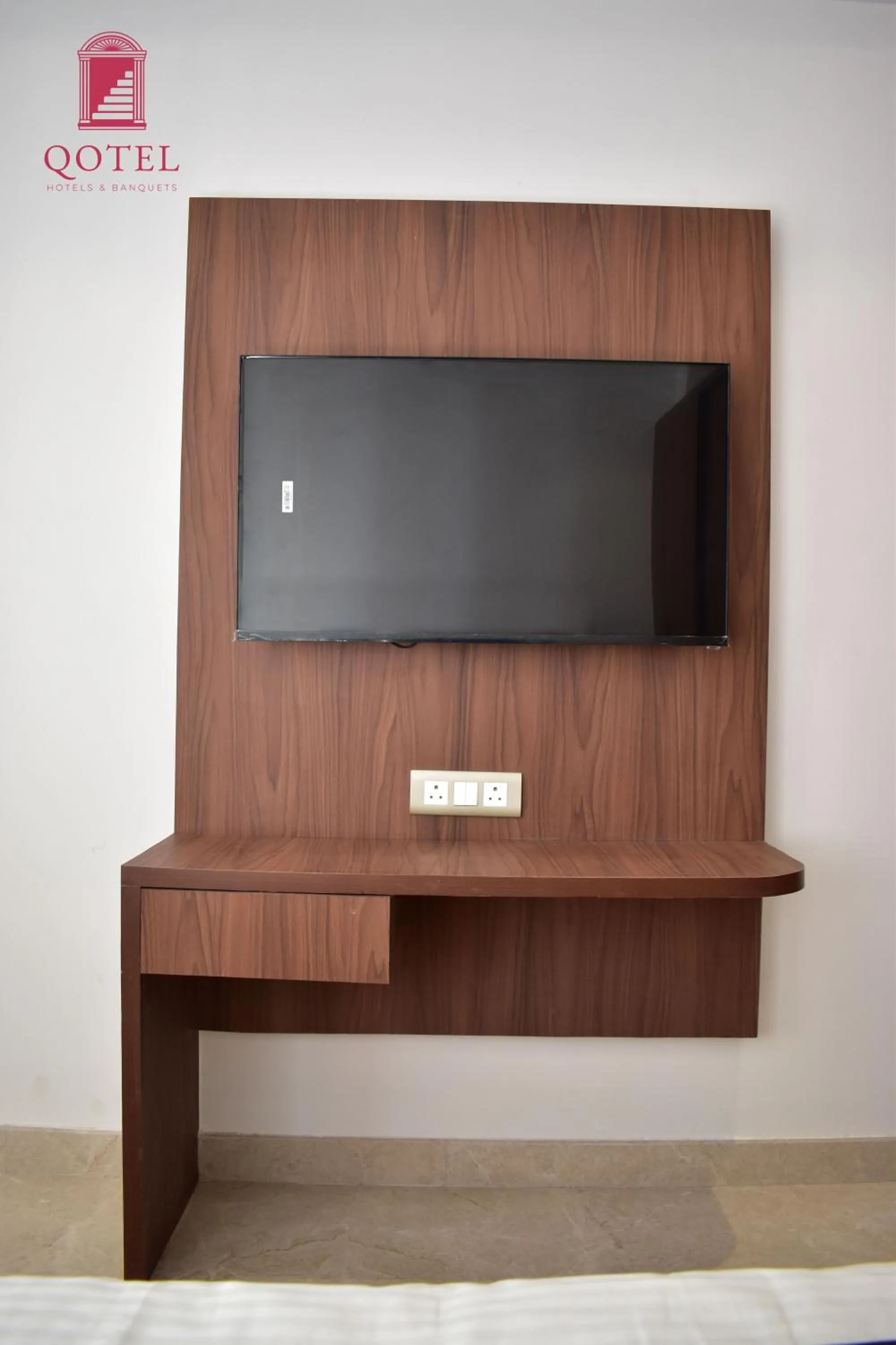 Communal lounge/ TV room in Qotel Comfort Ashok Vihar - Near Delhi University