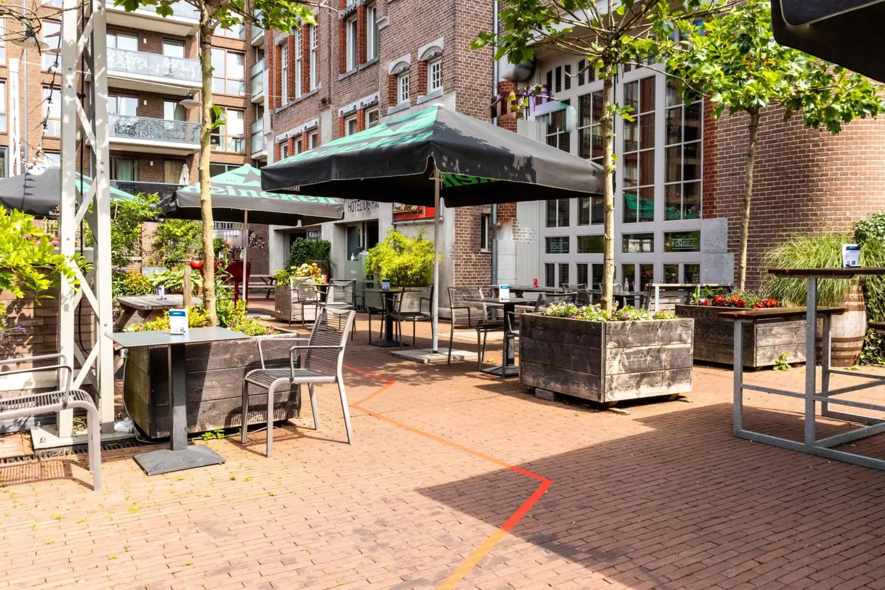 Garden, Restaurant/Places to Eat in Hotel De Hallen