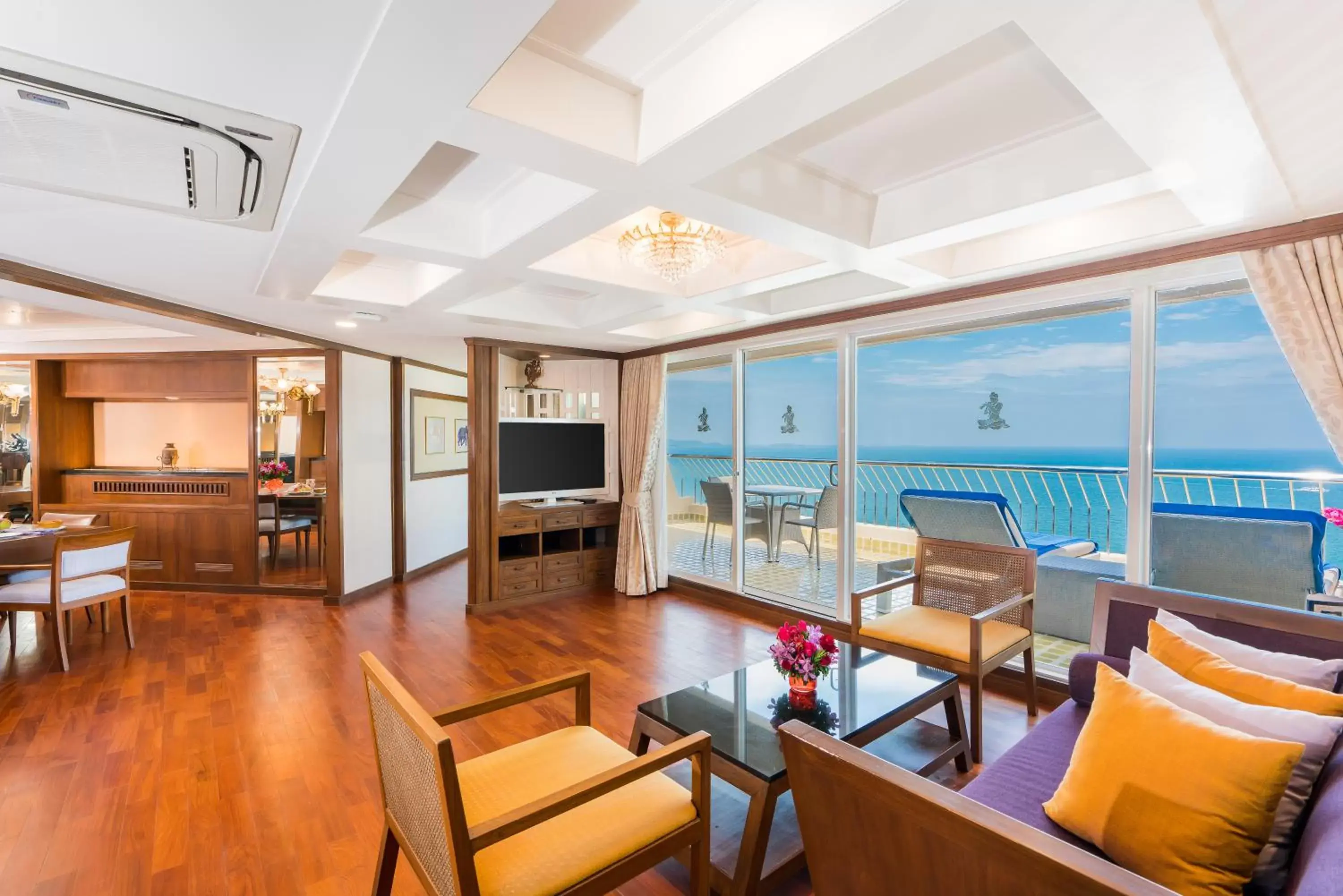 Living room in Royal Cliff Beach Hotel Pattaya