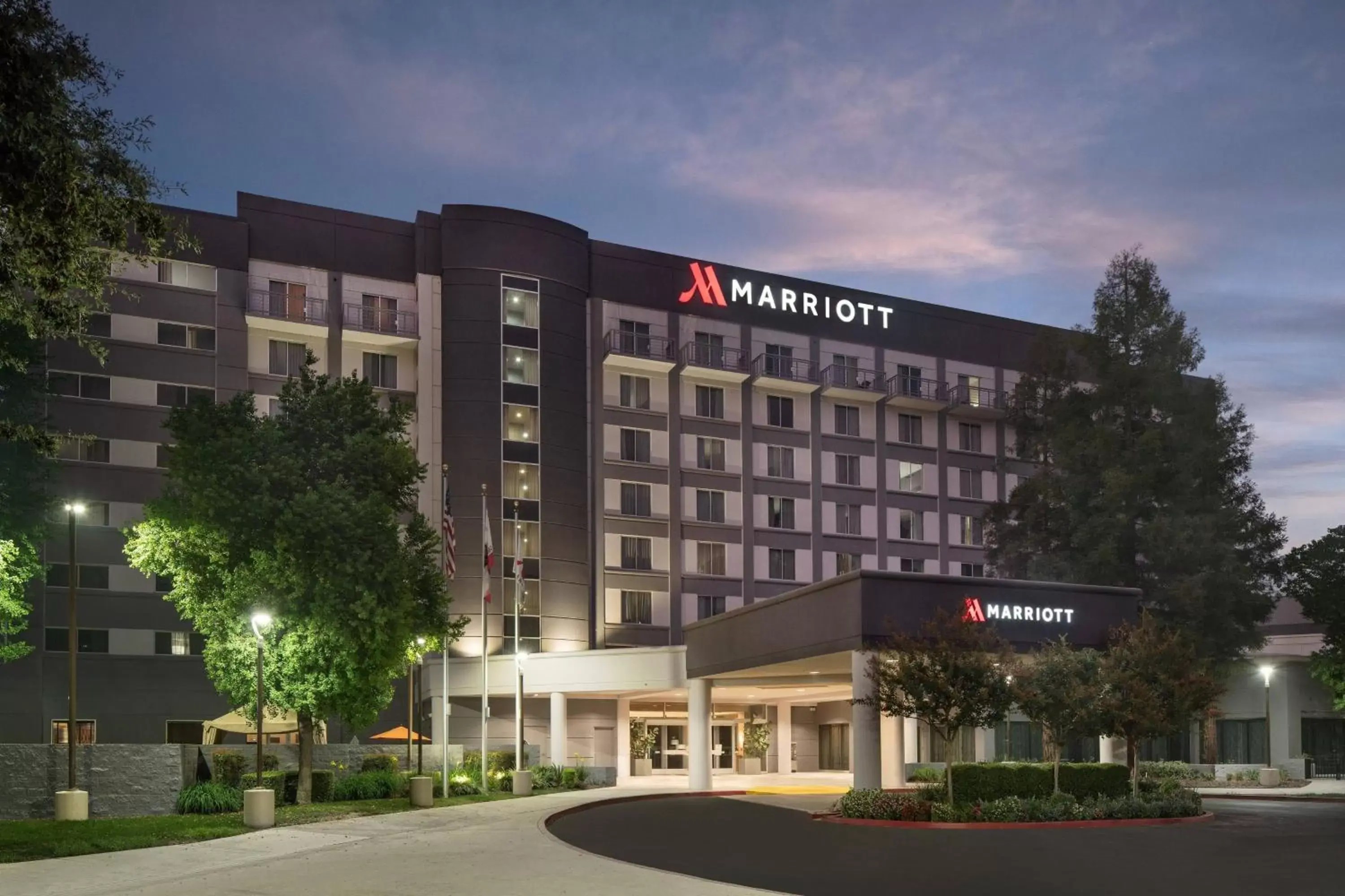 Property Building in Visalia Marriott at the Convention Center