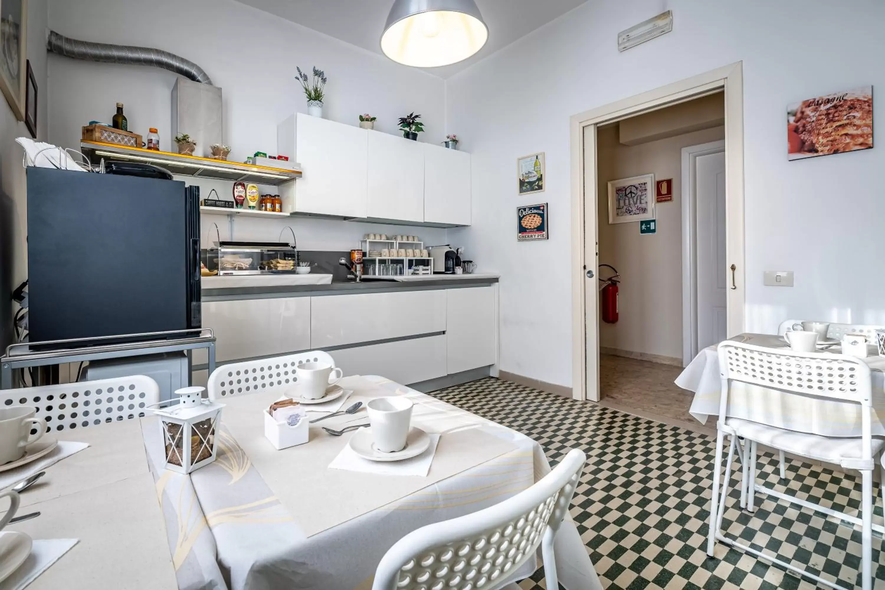 Kitchen or kitchenette, Restaurant/Places to Eat in Maison Bianca B&B