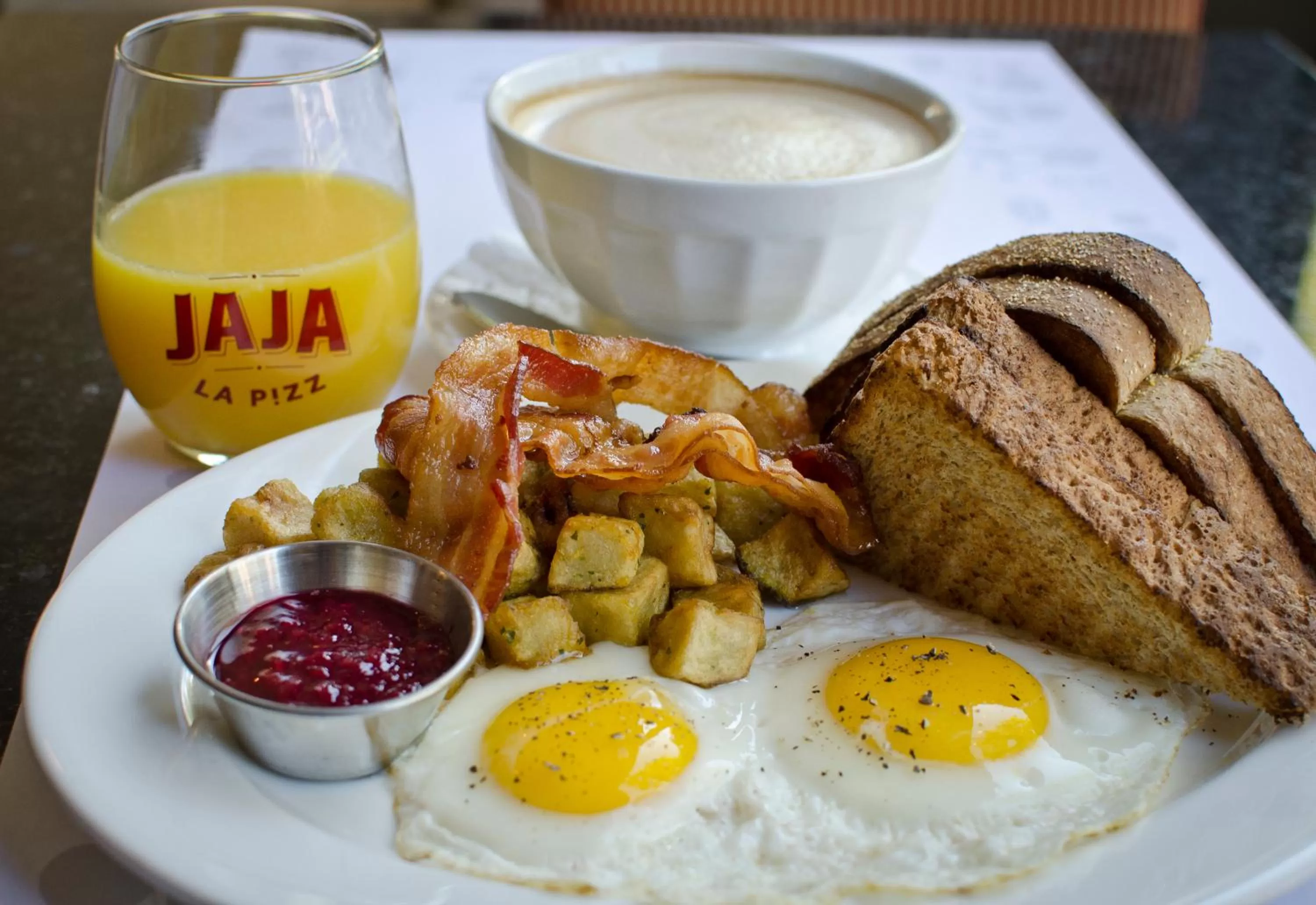 Restaurant/places to eat in Hôtel Le Concorde Québec