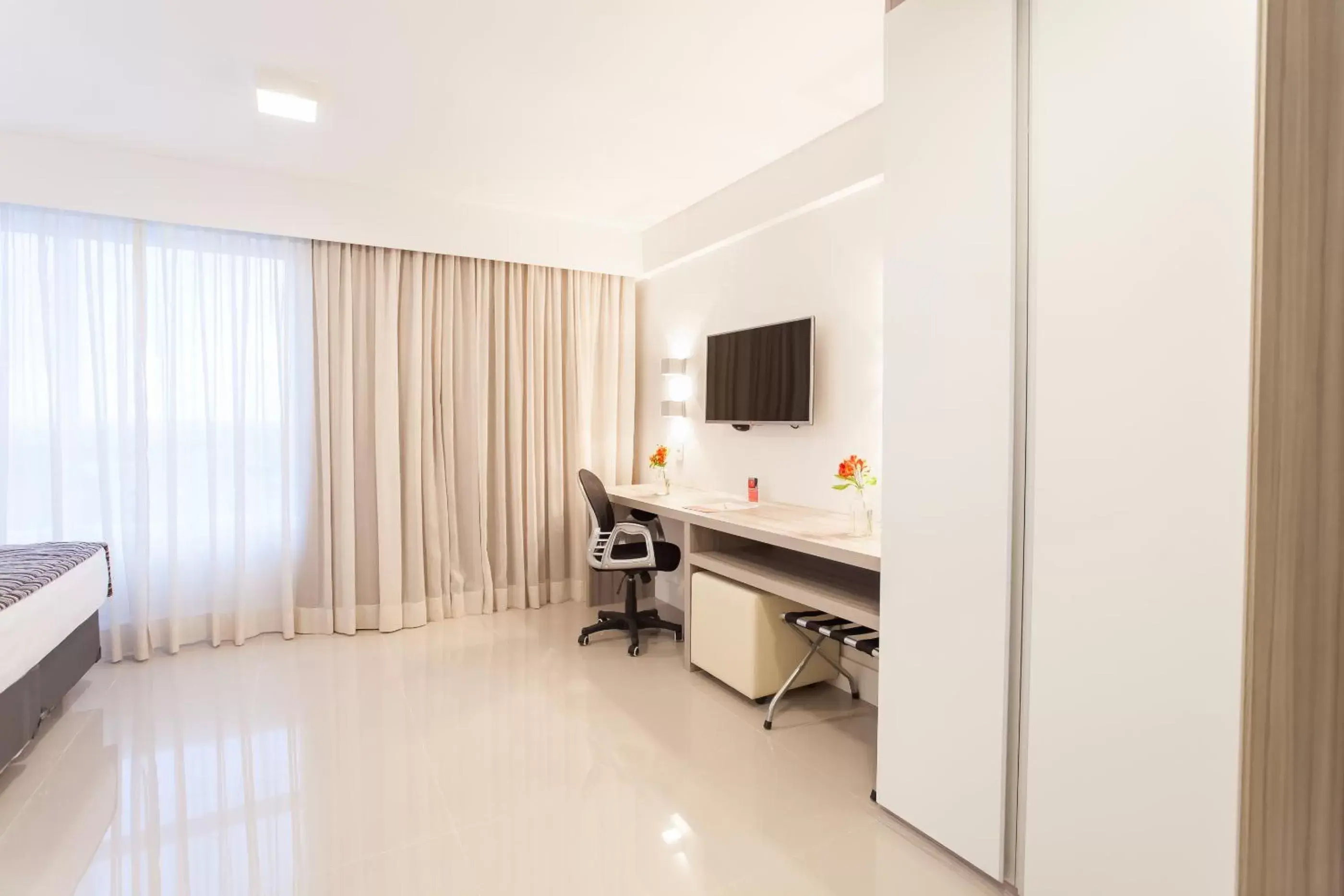 Superior Twin Room - single occupancy in Ramada Hotel & Suites Campos Pelinca
