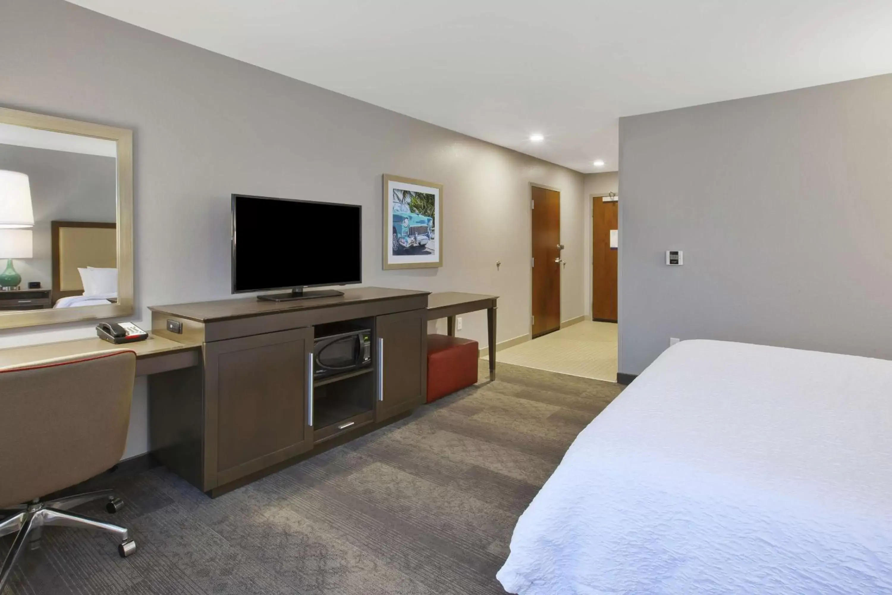 Bedroom, TV/Entertainment Center in Hampton Inn by Hilton Detroit Dearborn, MI